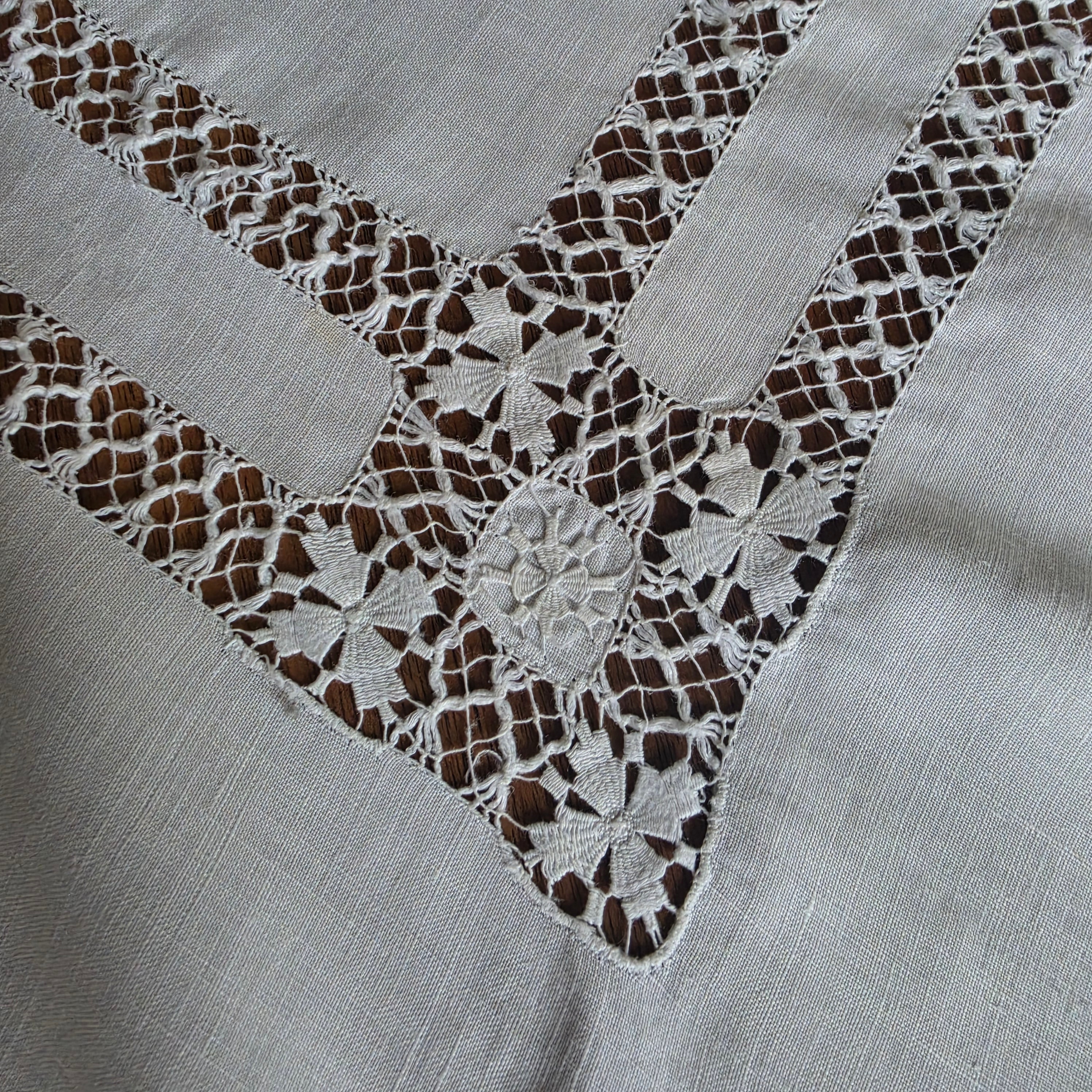 Antike Baumwoll-Tischdecke mit opulenten Spitzenbögen & Durchbruchsarbeit - um 1900 - 83x83cm