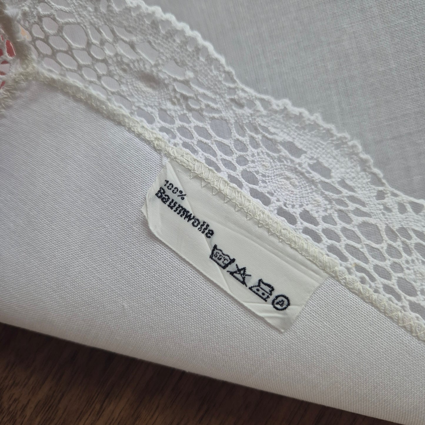 Vintage Tischdecke Baumwolle mit Blumenstickerei und durchbrochener Spitze 82x79cm