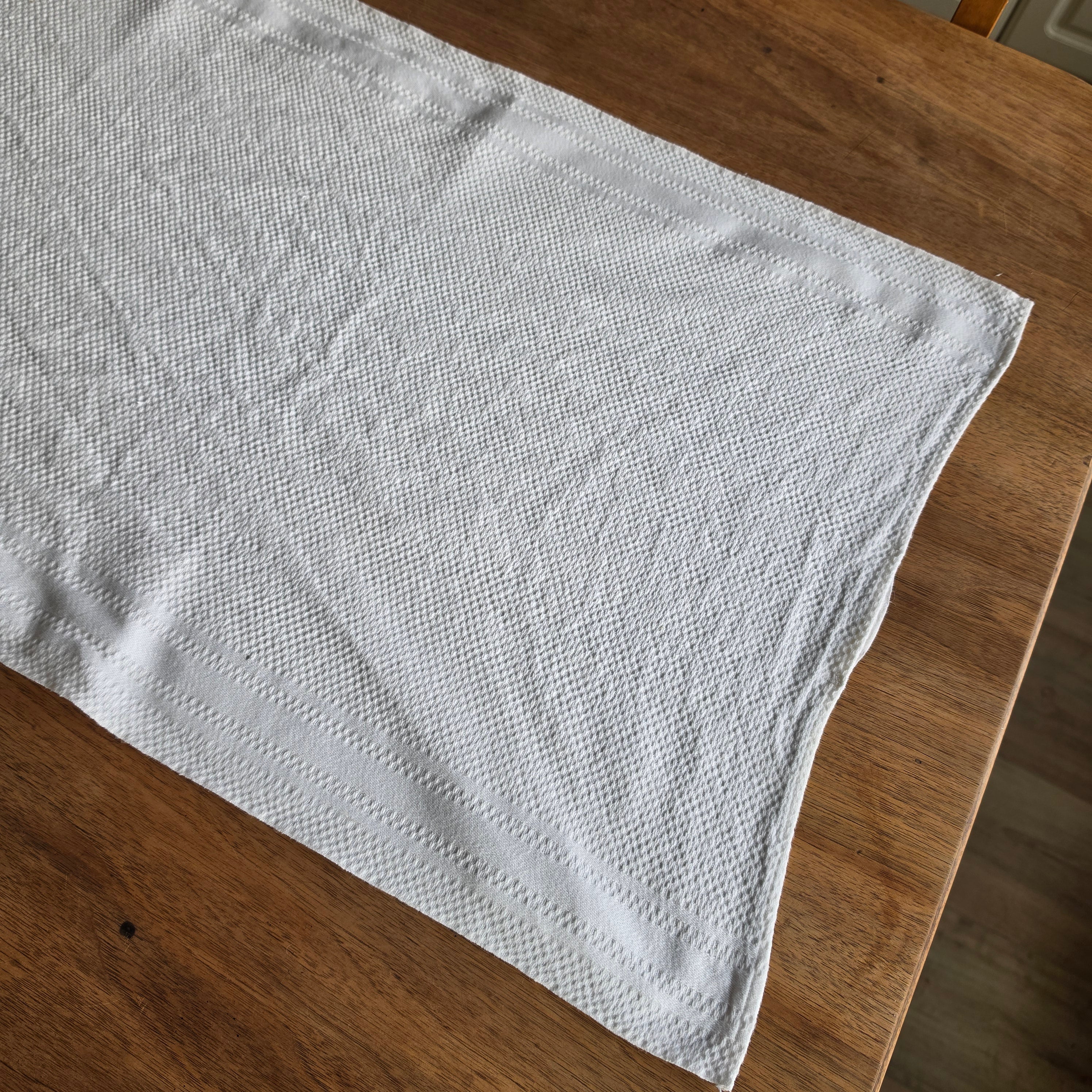 Hochwertiges weißes Waffel-Piqué-Geschirrtuch aus Baumwolle - 45x100cm