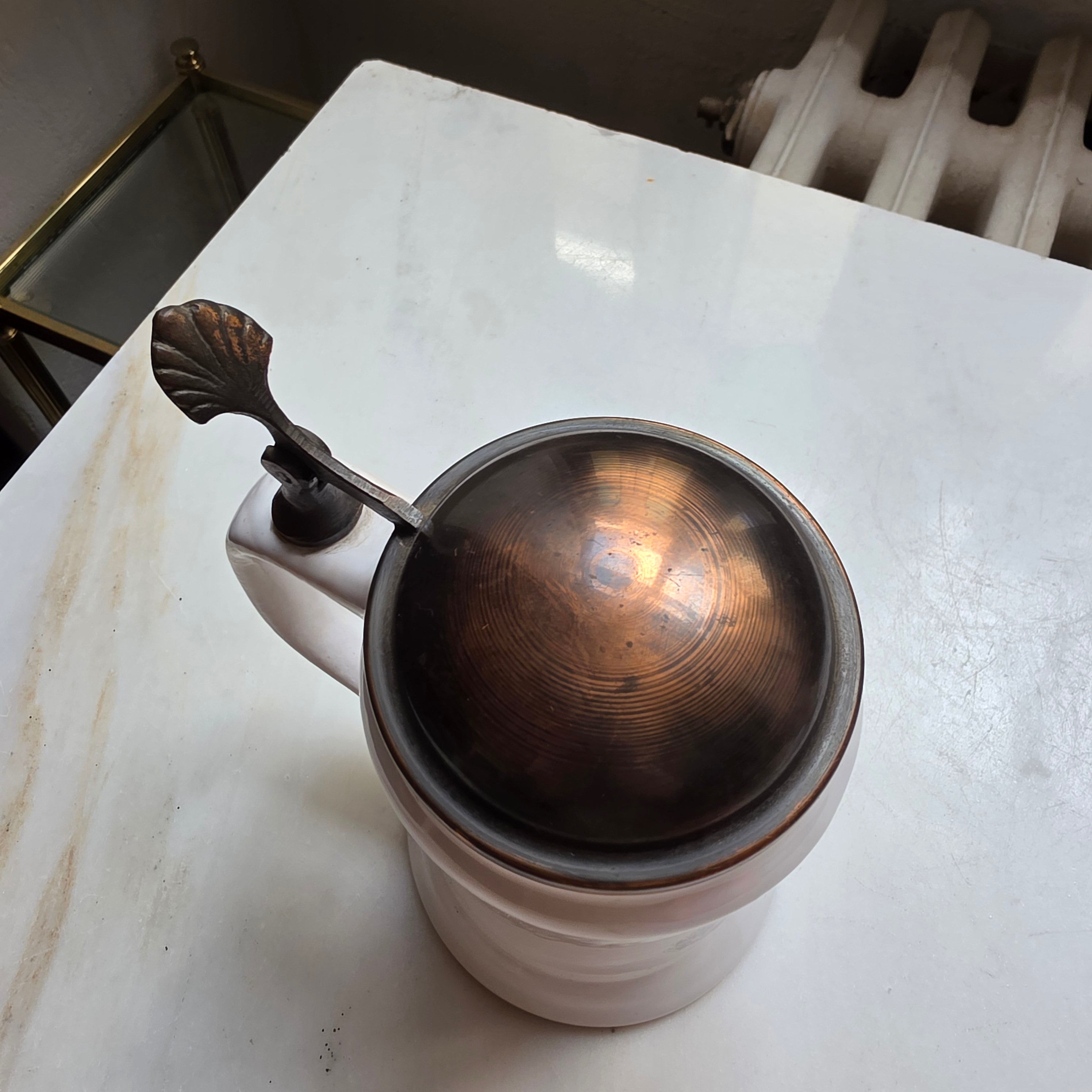 Historischer ungarischer Steingut-Bierkrug mit Zinndeckel – „Belügyi Dolgozók Szakszervezete“