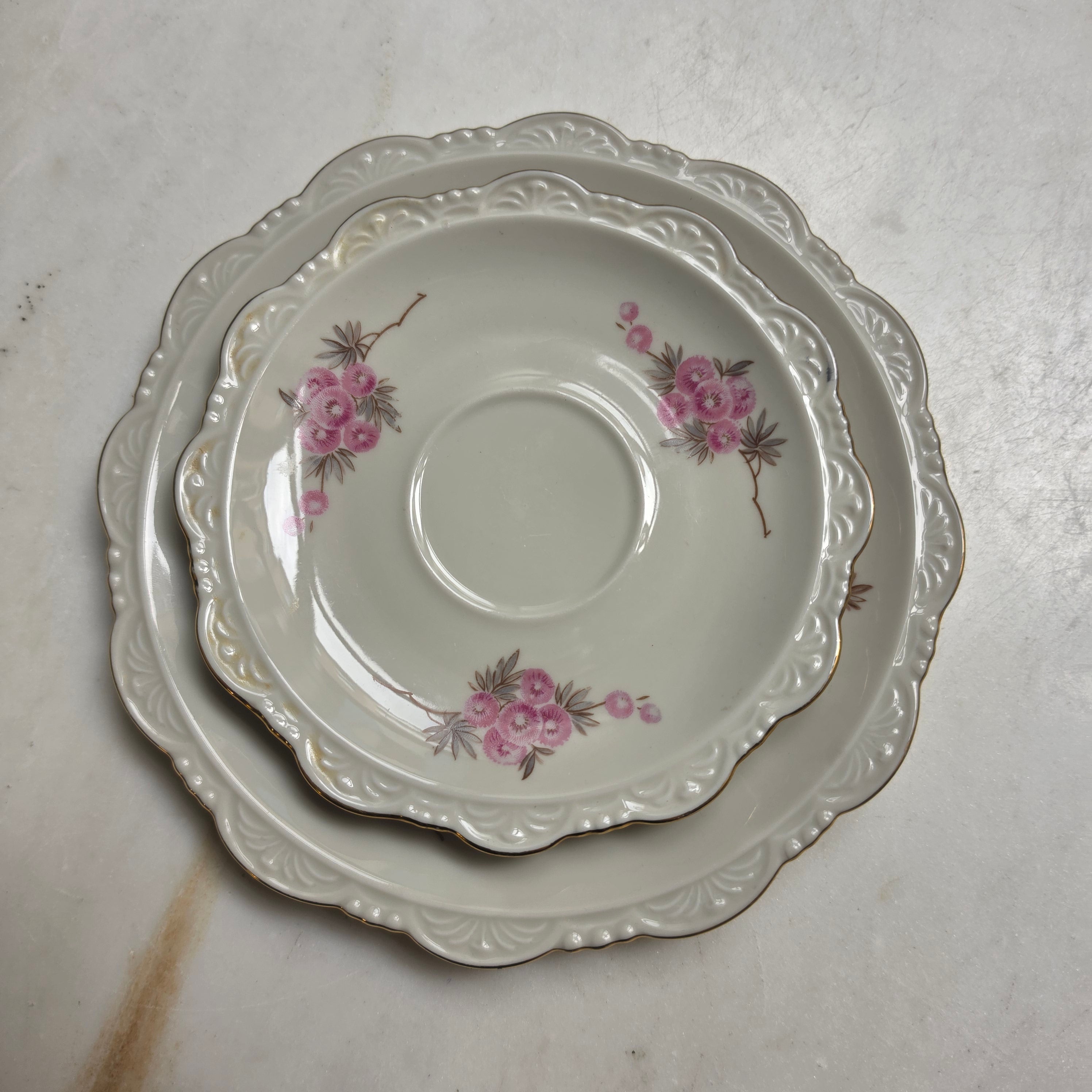 Vintage-Porzellan-Gedeck (3-teilig) mit zartem Rosendesign und Goldrand