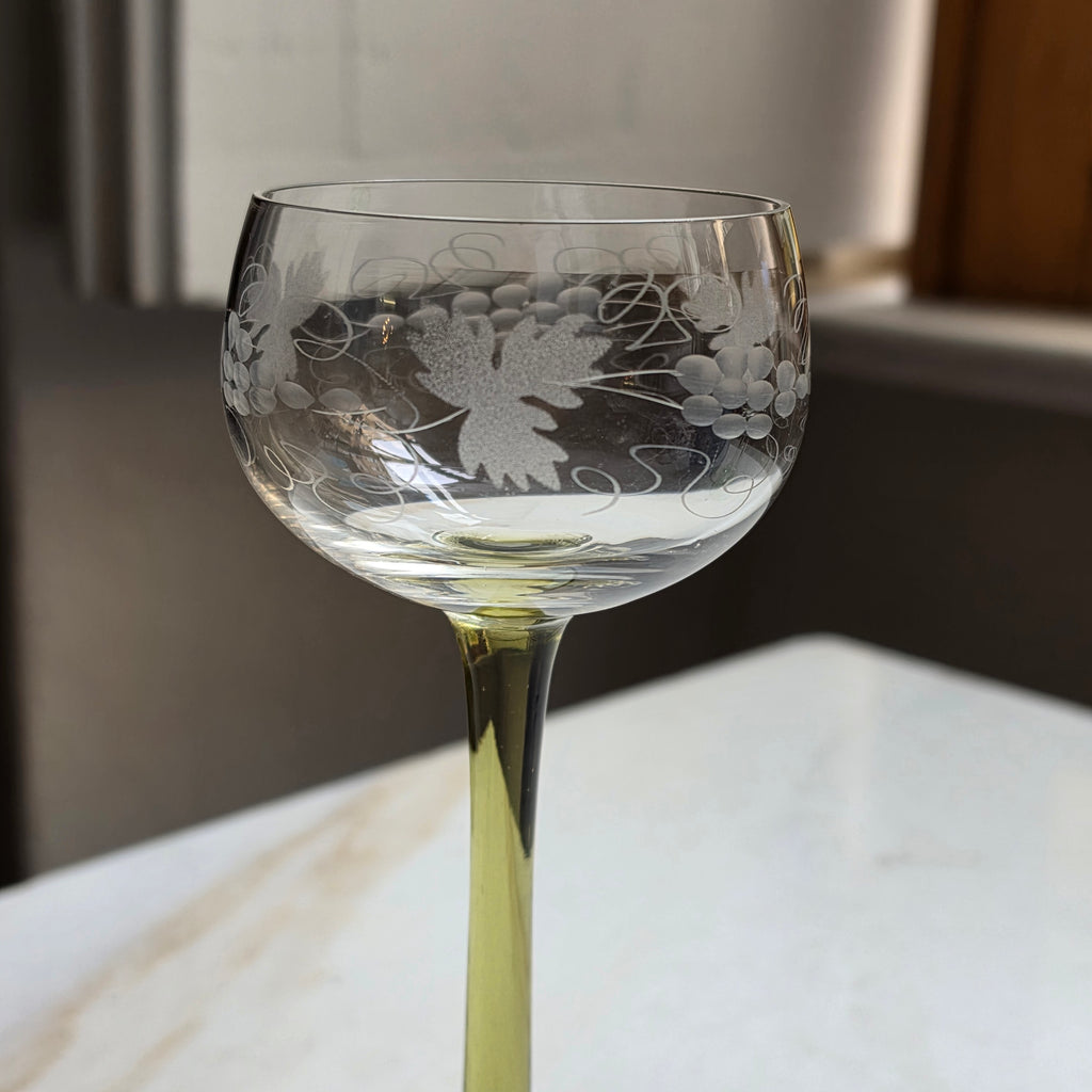 Vintage Römer Weinglas mit Gravur – Olivegrüner Stiel & Weinlaub-Schliff