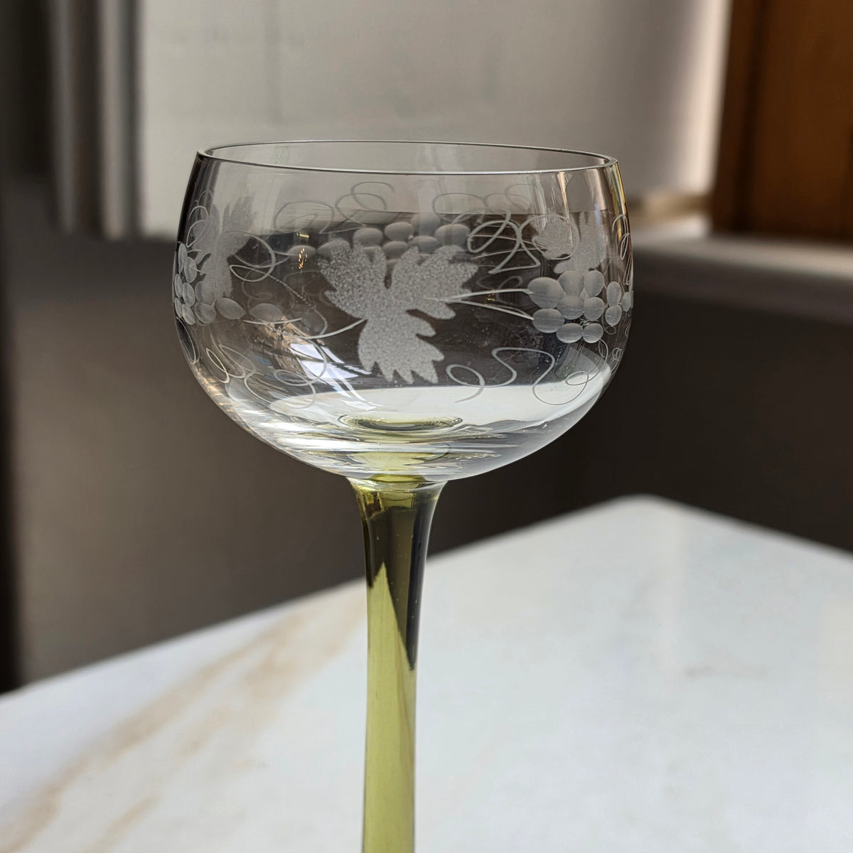Vintage Römer Weinglas mit Gravur – Olivegrüner Stiel & Weinlaub-Schliff