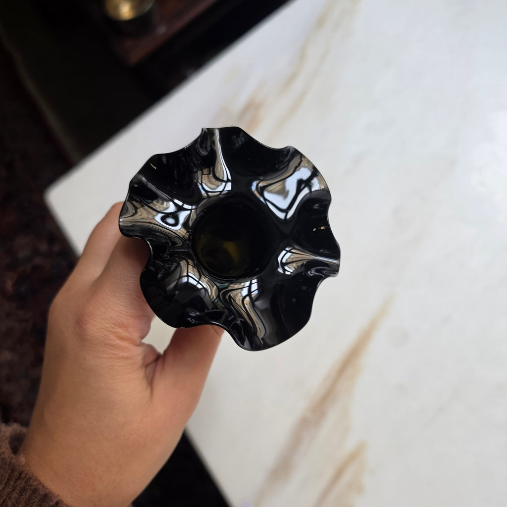 Vintage Solitär-Vase aus schwarzem Glas mit Wellenrand (Gefältelter Rand / Solifleur)