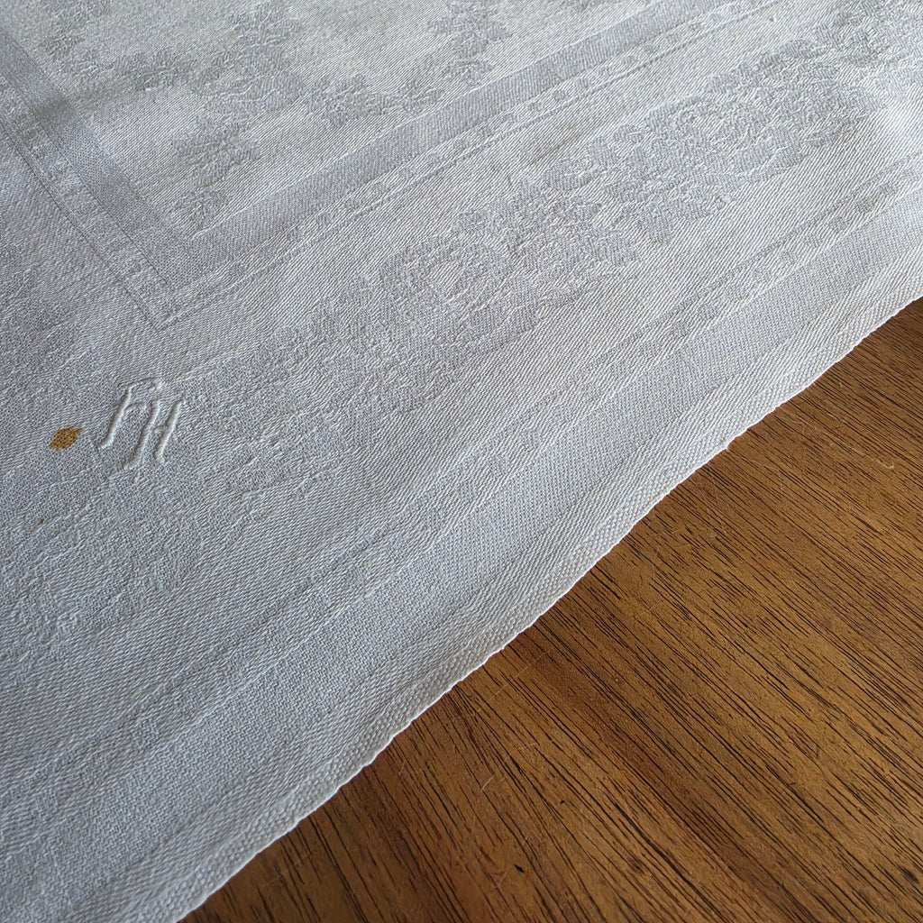 Antike Damast-Serviette mit handgesticktem Monogramm „F.H.“ – Nostalgischer Charme für deine Tafel 55x51cm