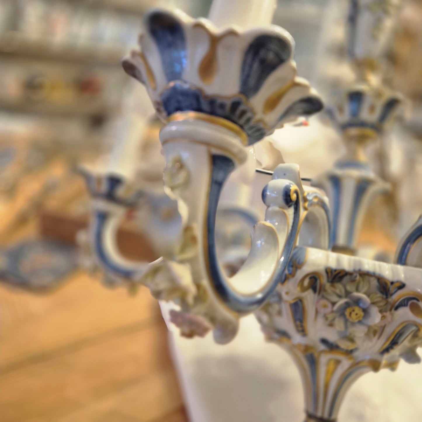 Antiker Barock Blumendekor Kronleuchter oder Kandelaber aus Porzellan, Italien - 6-armig (geklebt)