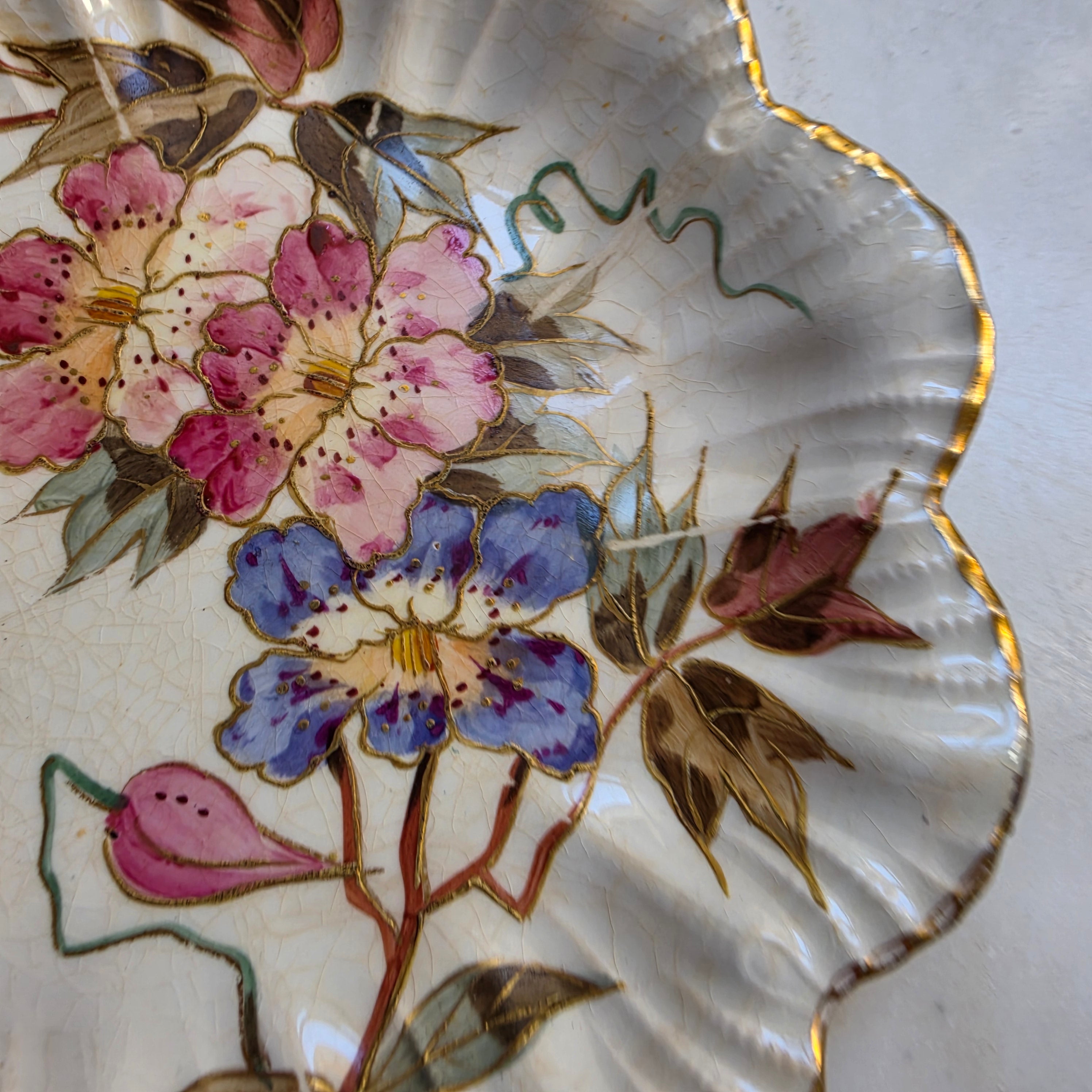 Antiker handbemalter Porzellanteller mit Blumenmalerei Goldrand um 1900