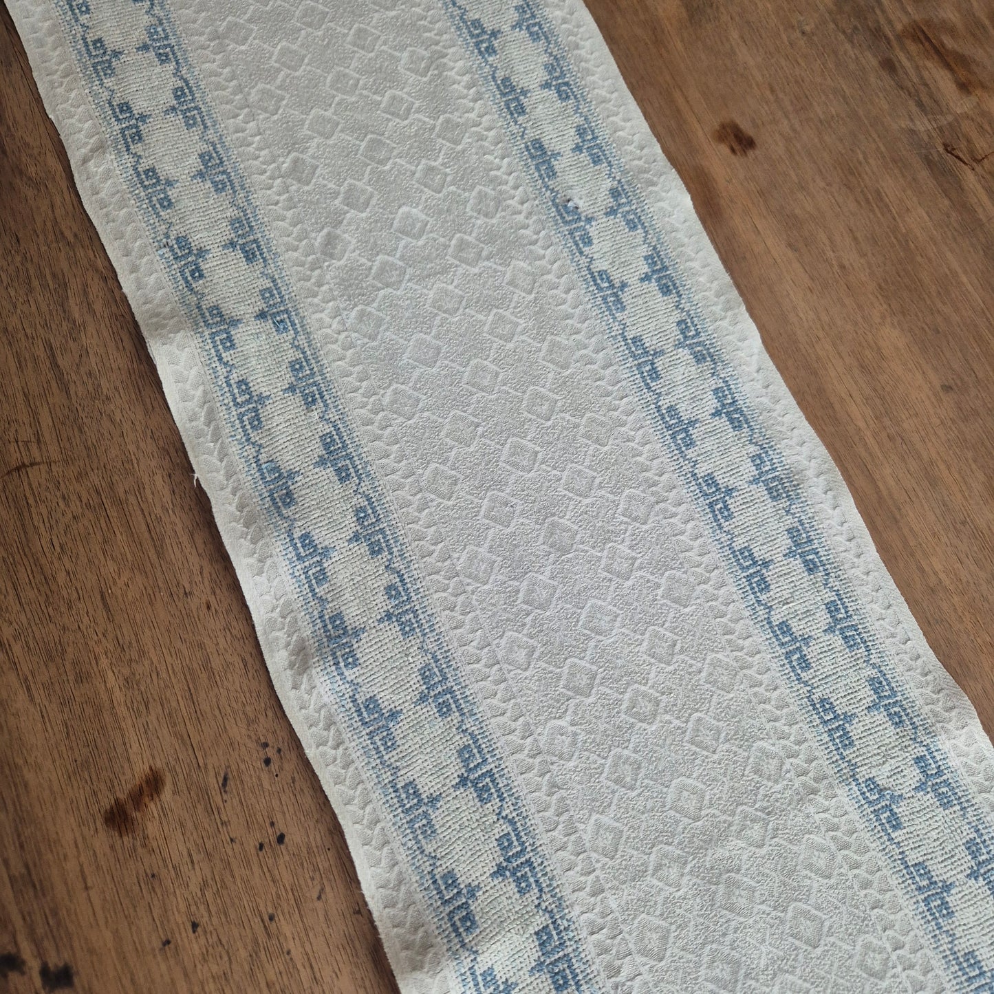Antiker Baumwolle Tischläufer handbestickt mit mini Fleck! 29x170cm mit Fransen blau weiß