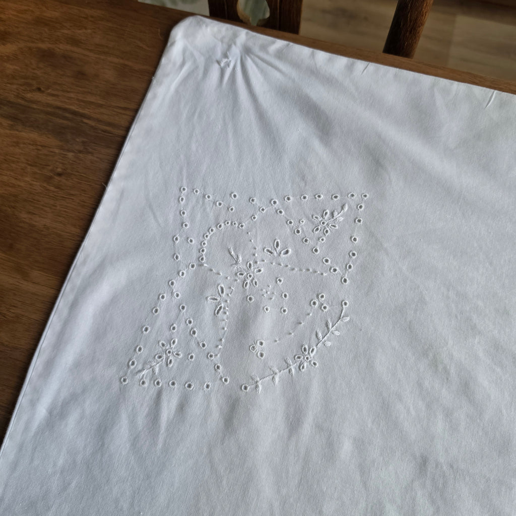 Antiker Paradekissen-Bezug mit Lochstickerei – Um 1900 - 70x80cm Baumwolle (unperfekt)