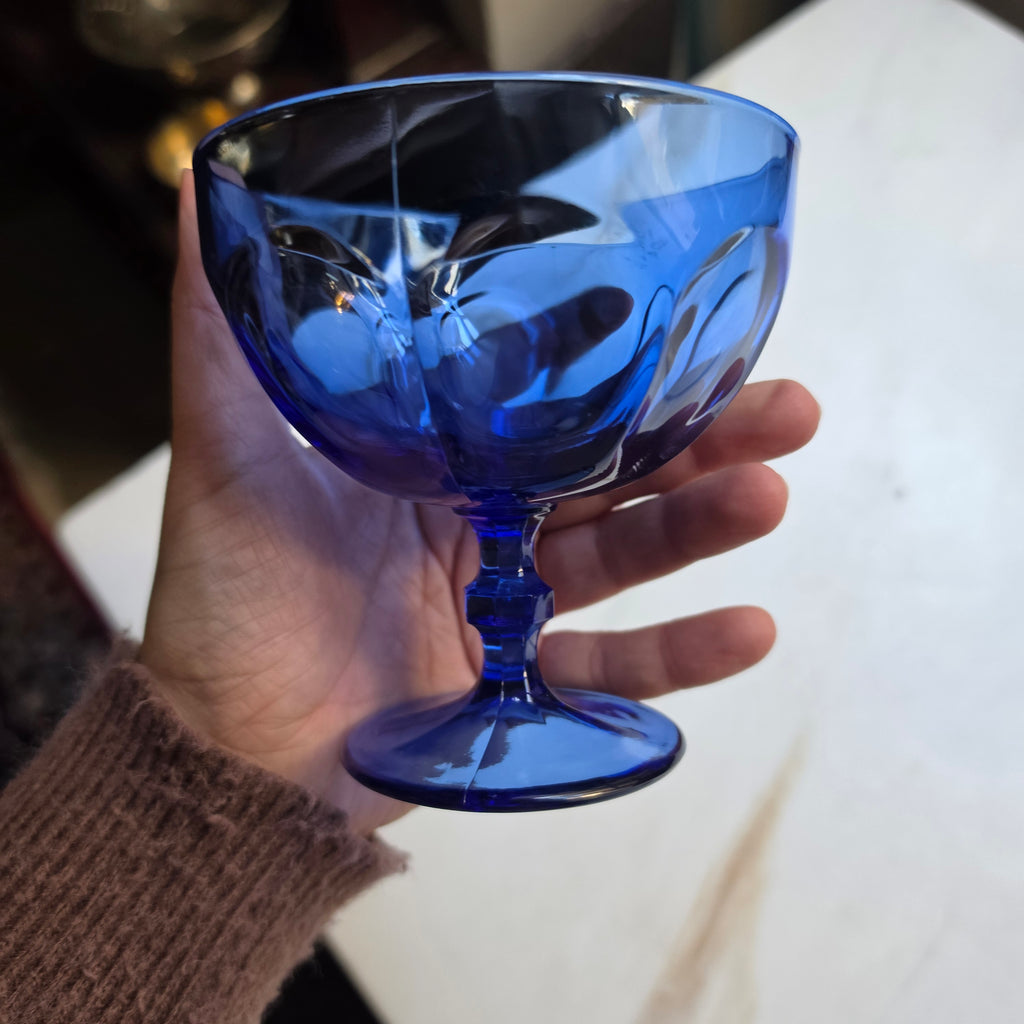 Eleganter kobaltblauer Vintage-Glasbecher auf Fuß