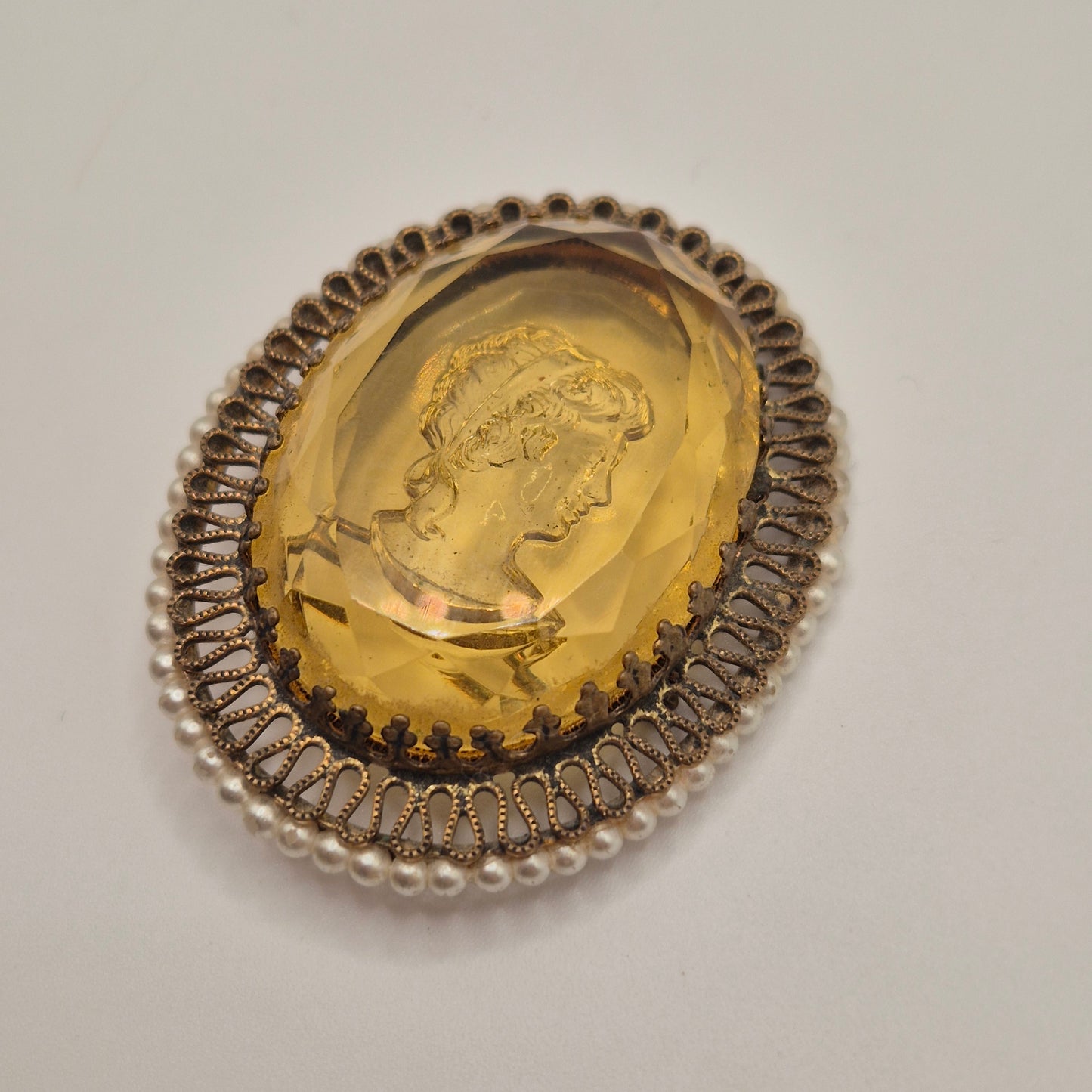 Große alte Glas Brosche mit Damenrelief Cameo Brosche Verschluss wackelig 5x6cm