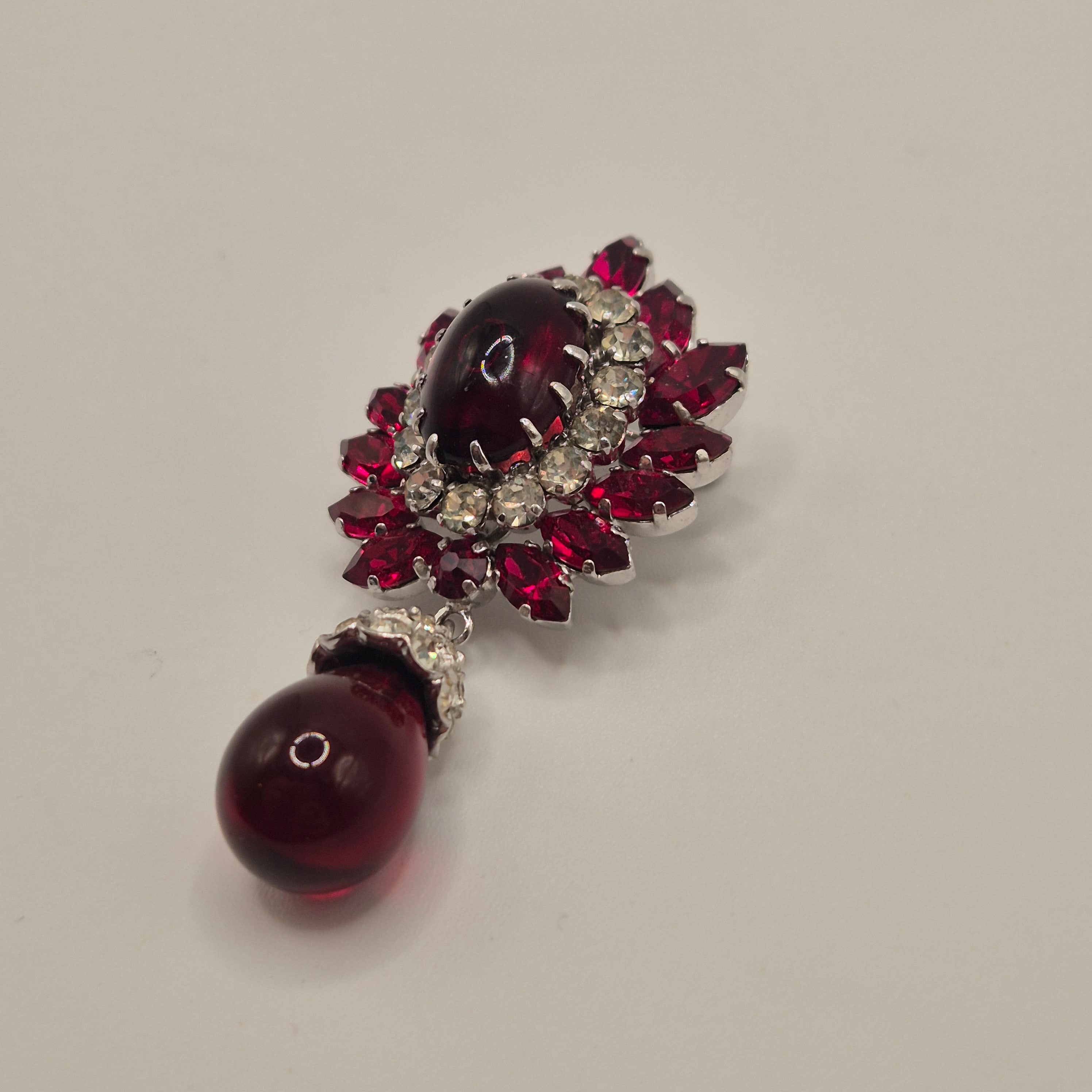 Weinrote Brosche aus den 90ern Modeschmuck "Träne"