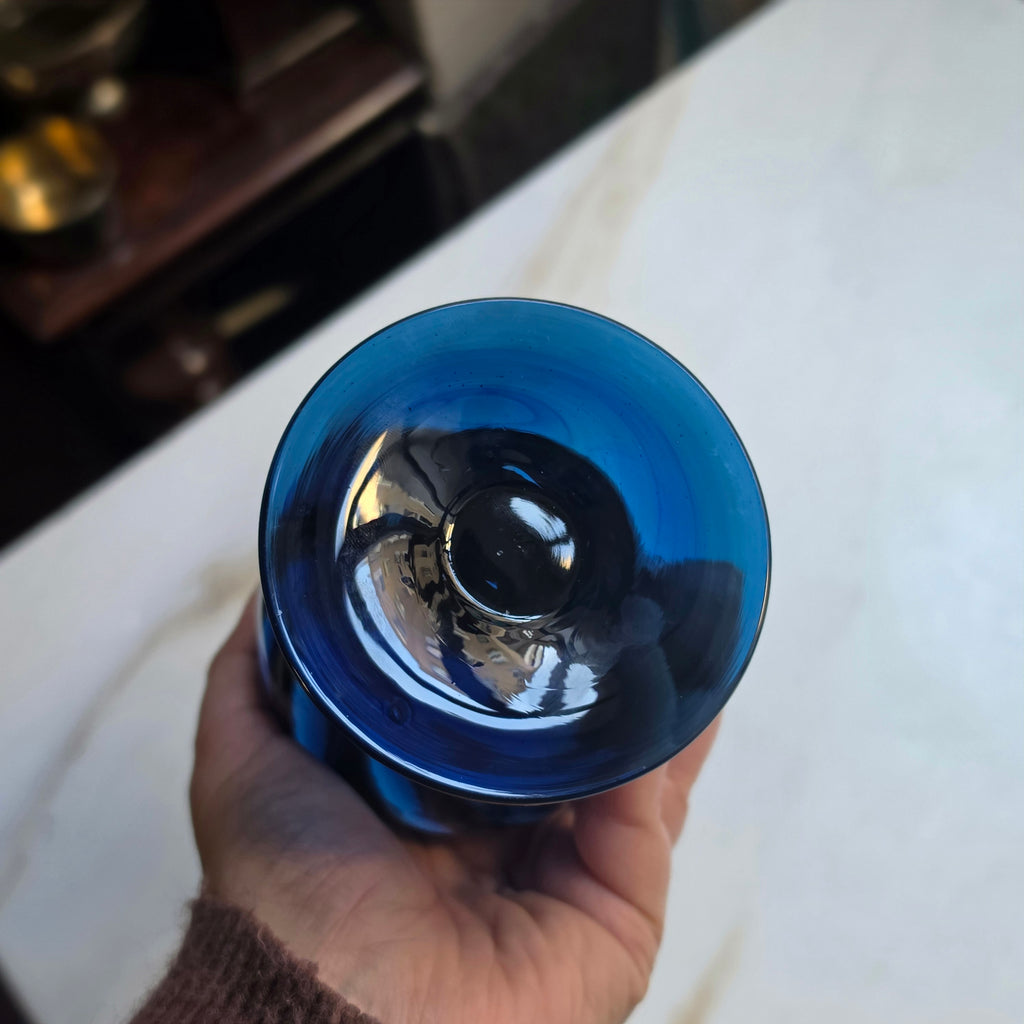 Mundgeblasene Kunstglas-Vase in Cobaltblau – Elegantes Wirbel-Design
