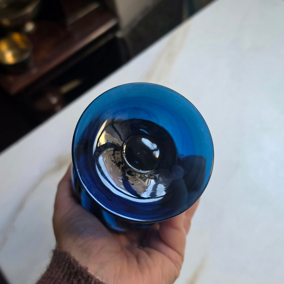 Mundgeblasene Kunstglas-Vase in Cobaltblau – Elegantes Wirbel-Design