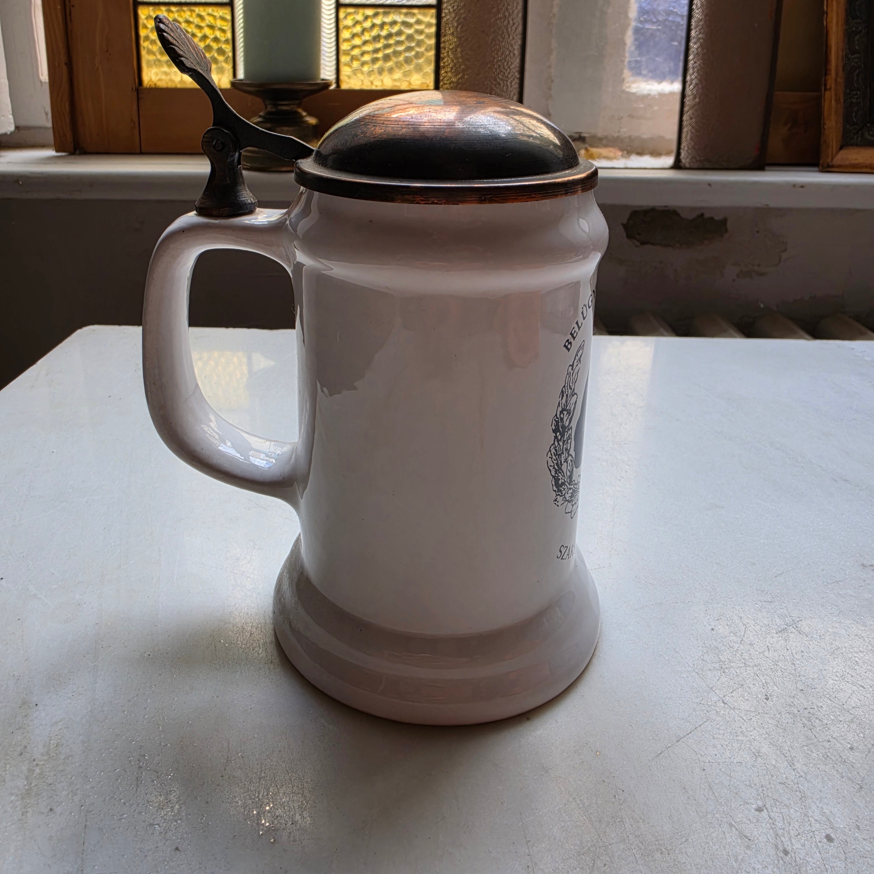 Historischer ungarischer Steingut-Bierkrug mit Zinndeckel – „Belügyi Dolgozók Szakszervezete“