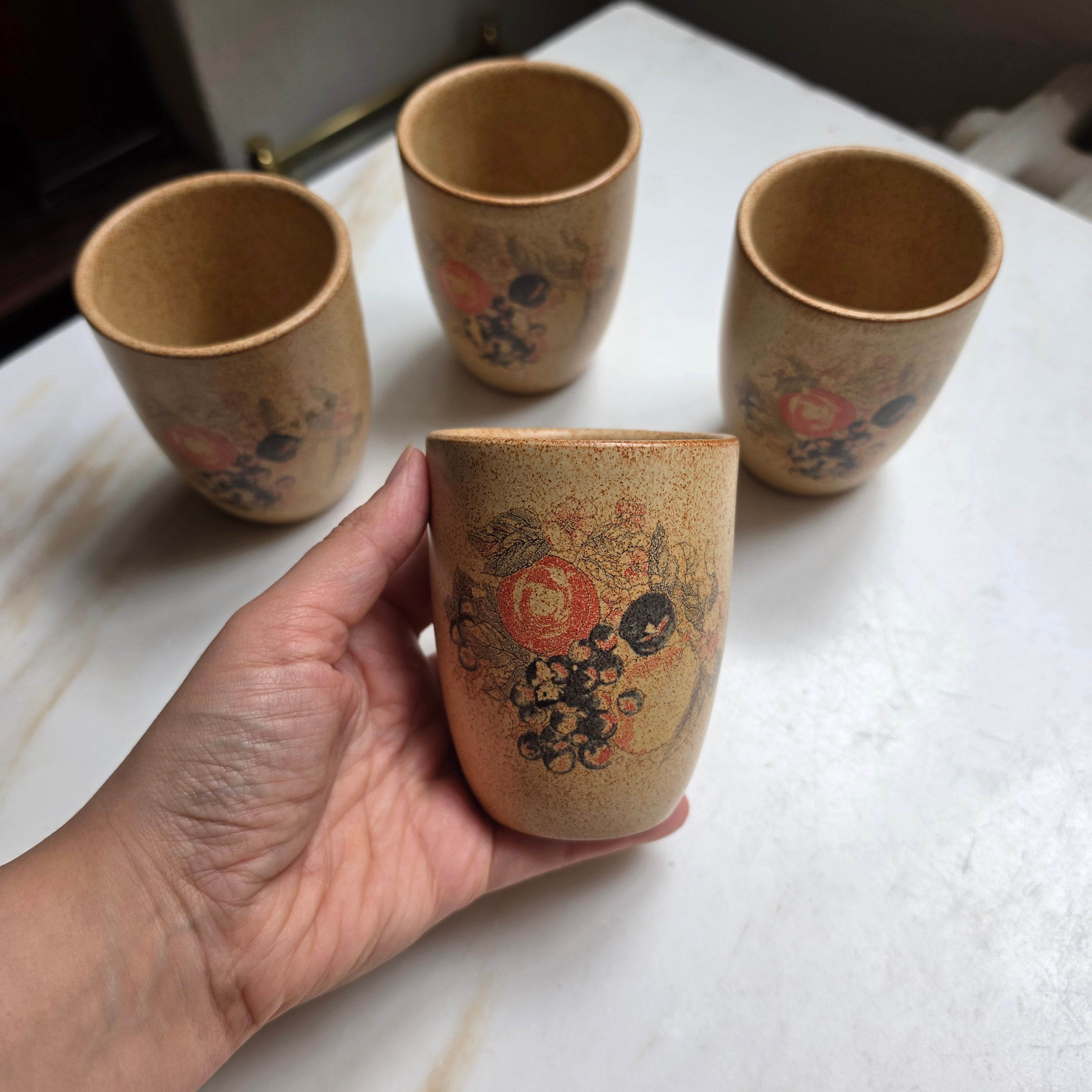 4er Set Vintage Keramikbecher - Rustikale Becher mit herbstlichem Frucht-Dekor - Sprenkelglasur