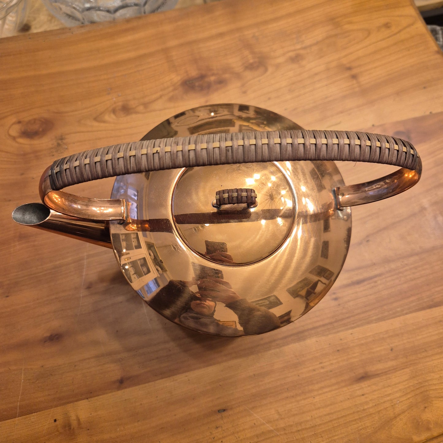 Vintage Kupferfarbende Teekanne mit Stövchen geflochtener Griff