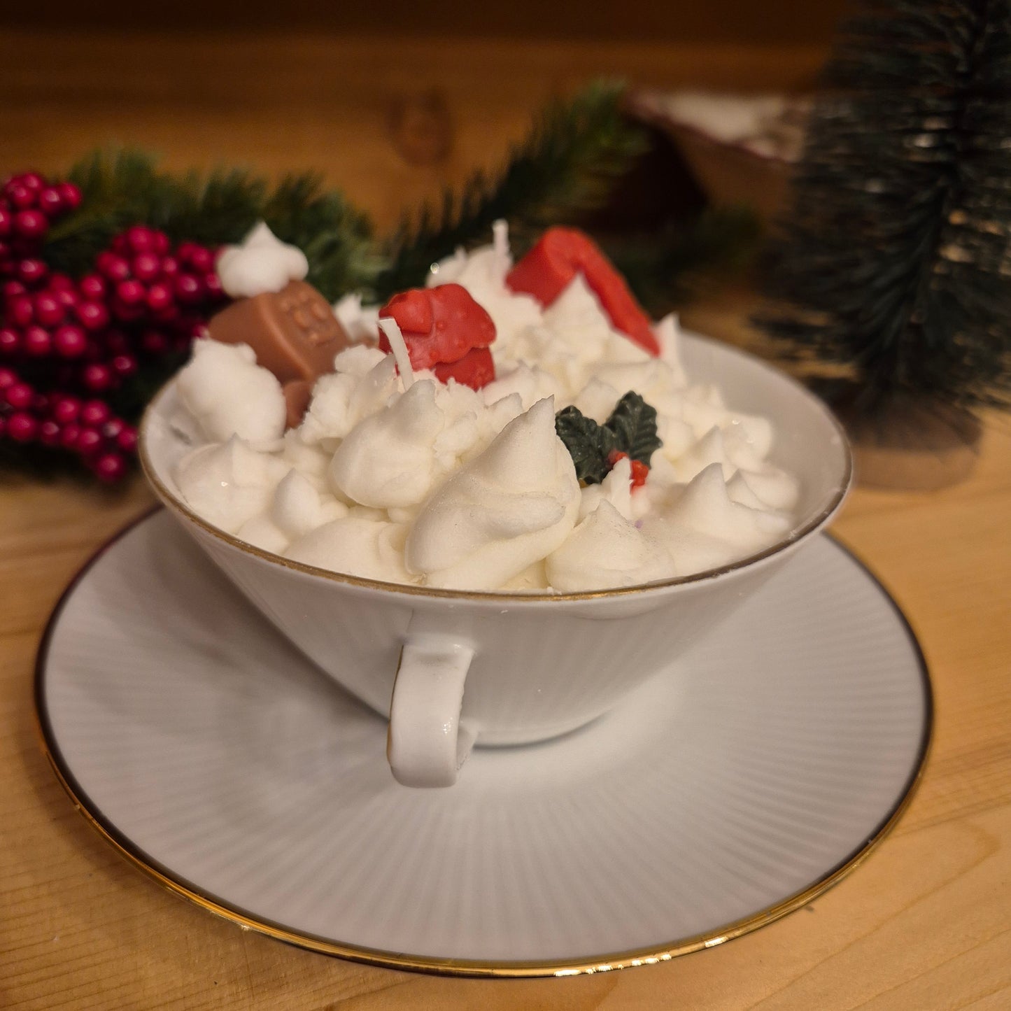 Handgemachte Sojawachskerze Weihnachtesgeschenk badender Lebkuchen Sahne Dessert in Antiker Porzellan Suppentasse von Seltmann Weiden