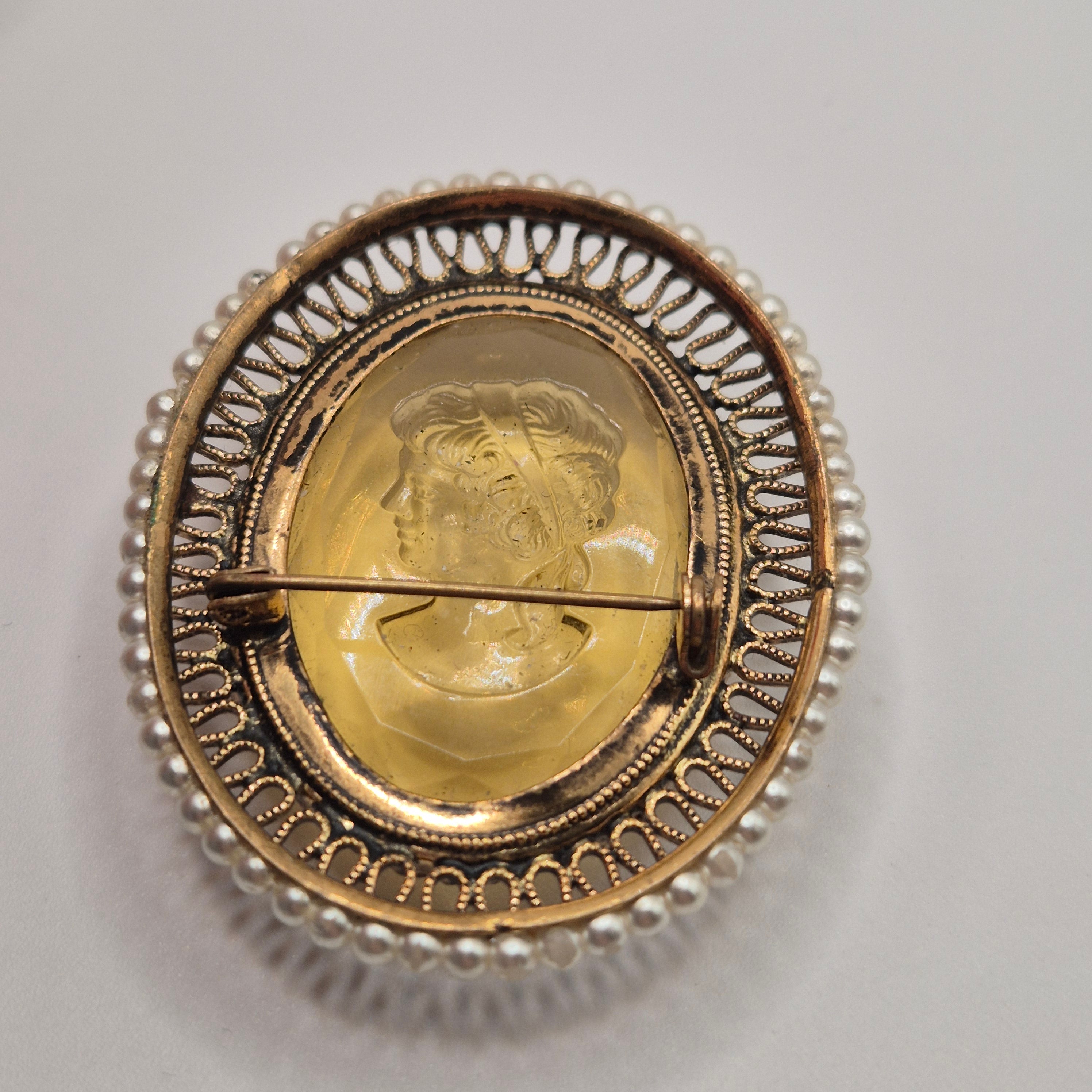 Große alte Glas Brosche mit Damenrelief Cameo Brosche Verschluss wackelig 5x6cm