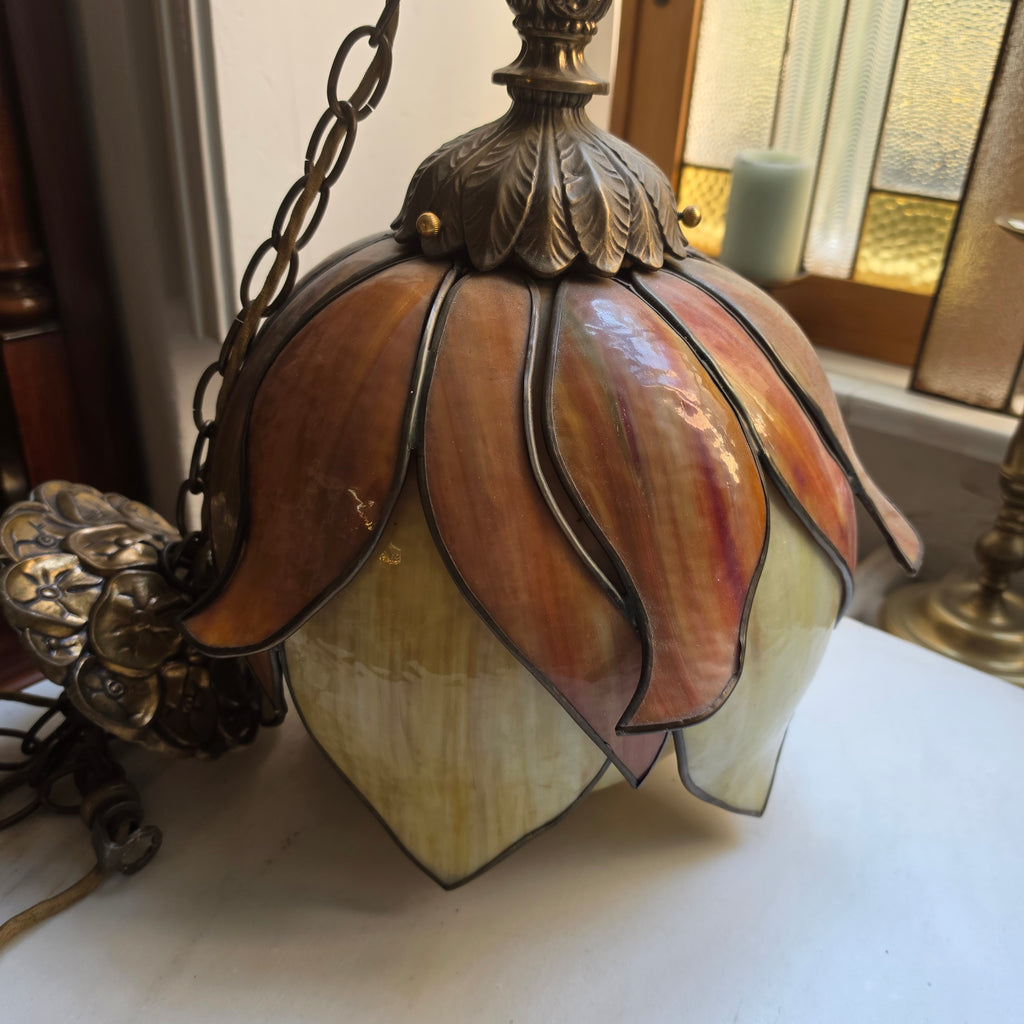 Vintage Tiffany-Stil Hängelampe Lotusblüte / Art Déco Pendelleuchte aus Buntglas & Messing