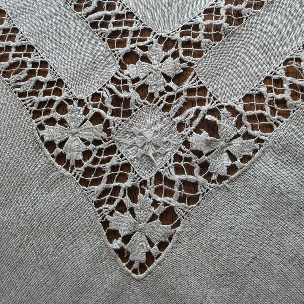 Antike Baumwoll-Tischdecke mit opulenten Spitzenbögen & Durchbruchsarbeit - um 1900 - 83x83cm