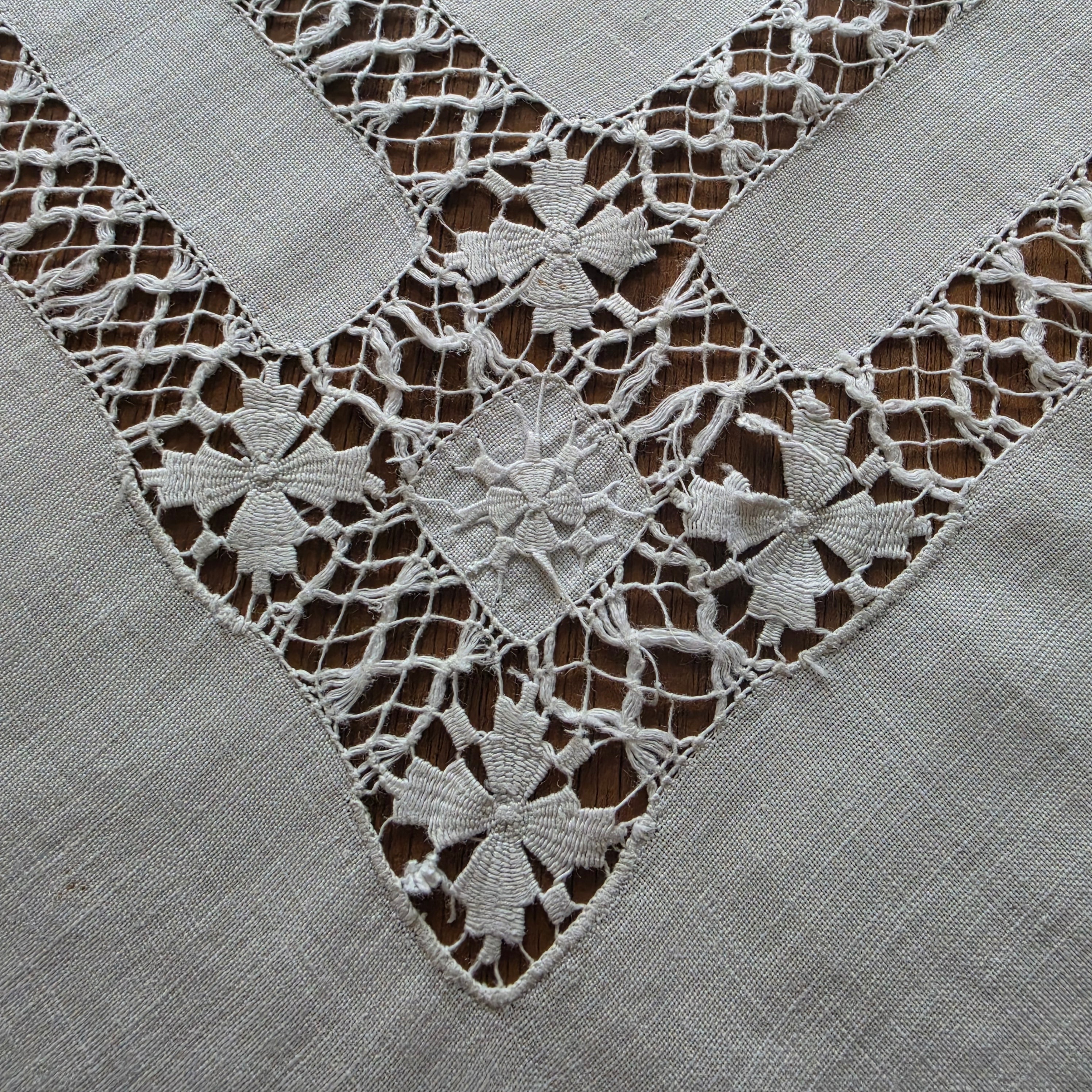 Antike Baumwoll-Tischdecke mit opulenten Spitzenbögen & Durchbruchsarbeit - um 1900 - 83x83cm