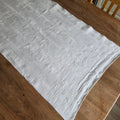 Edler Vintage Halbleinen-Tischläufer mit Damastmuster & Monogramm-Stickerei - 102x47cm H.P
