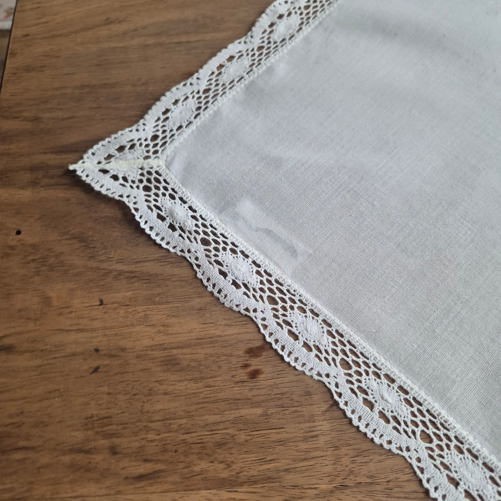 Vintage Tischdecke Baumwolle mit Blumenstickerei und durchbrochener Spitze 82x79cm