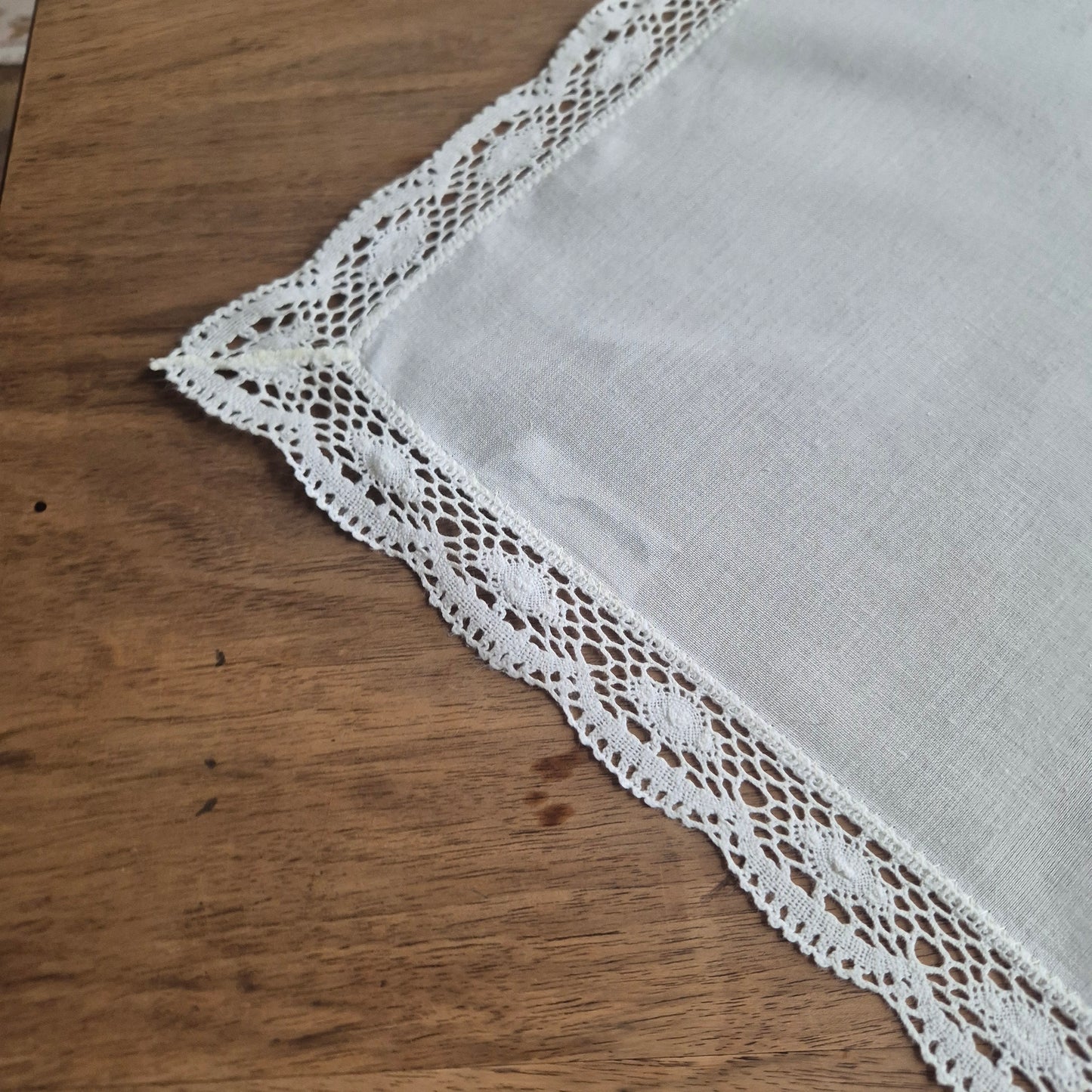 Vintage Tischdecke Baumwolle mit Blumenstickerei und durchbrochener Spitze 82x79cm