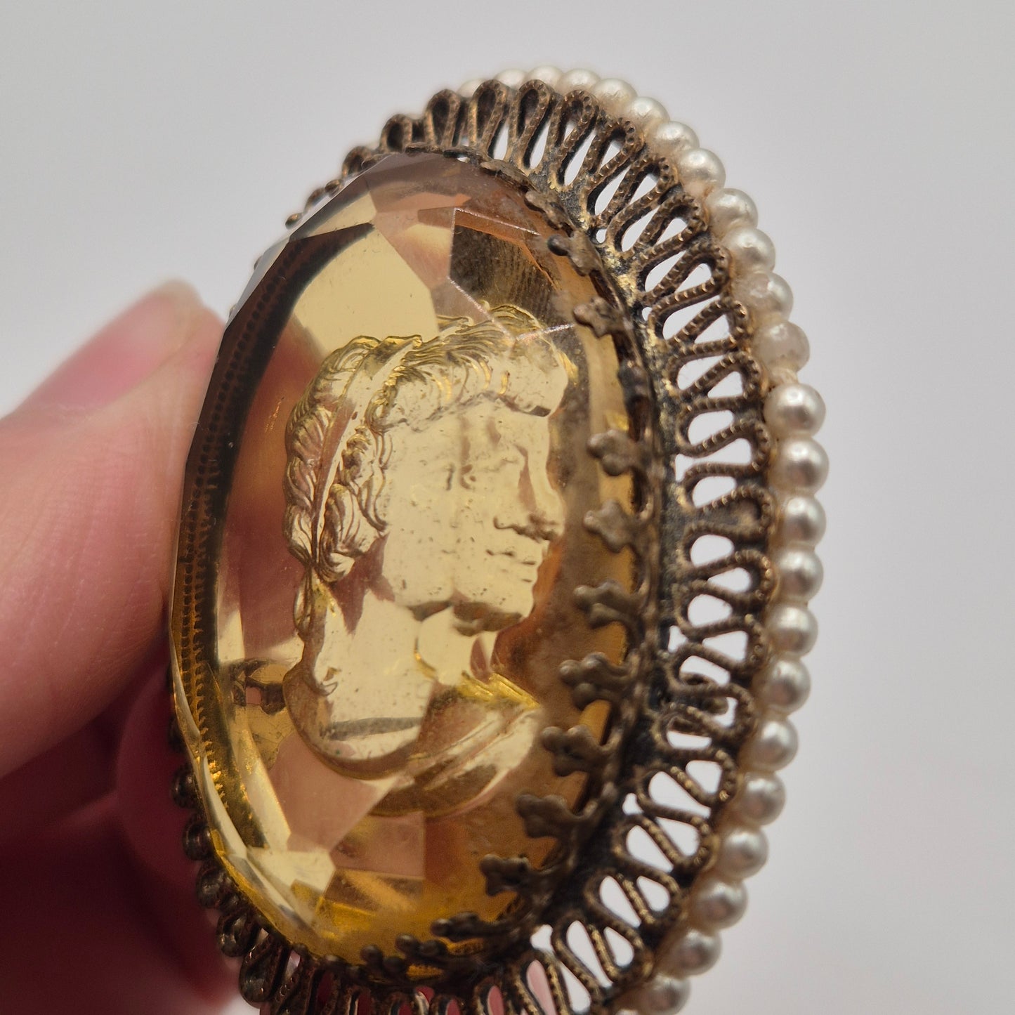 Große alte Glas Brosche mit Damenrelief Cameo Brosche Verschluss wackelig 5x6cm