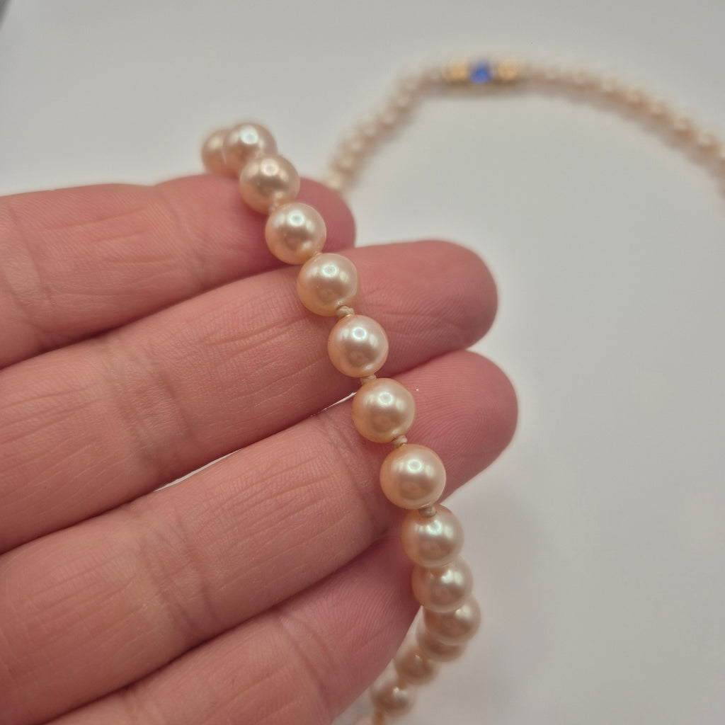 Elegante Modeschmuck-Perlenkette mit Saphir-Blauem Akzent