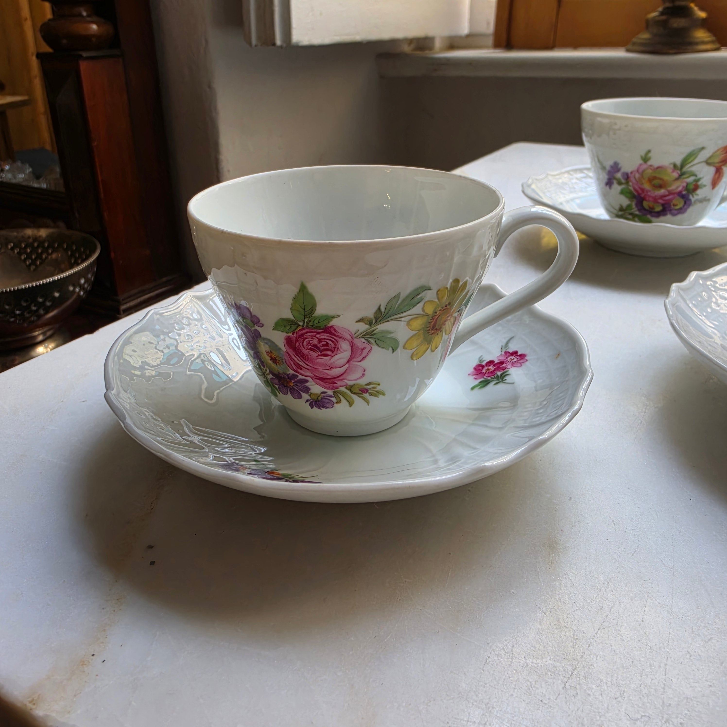6x Antike Hutschenreuther Porzellan Tassen mit Untertassen mit Blumenmotiv Reliefrand Tee Kaffee