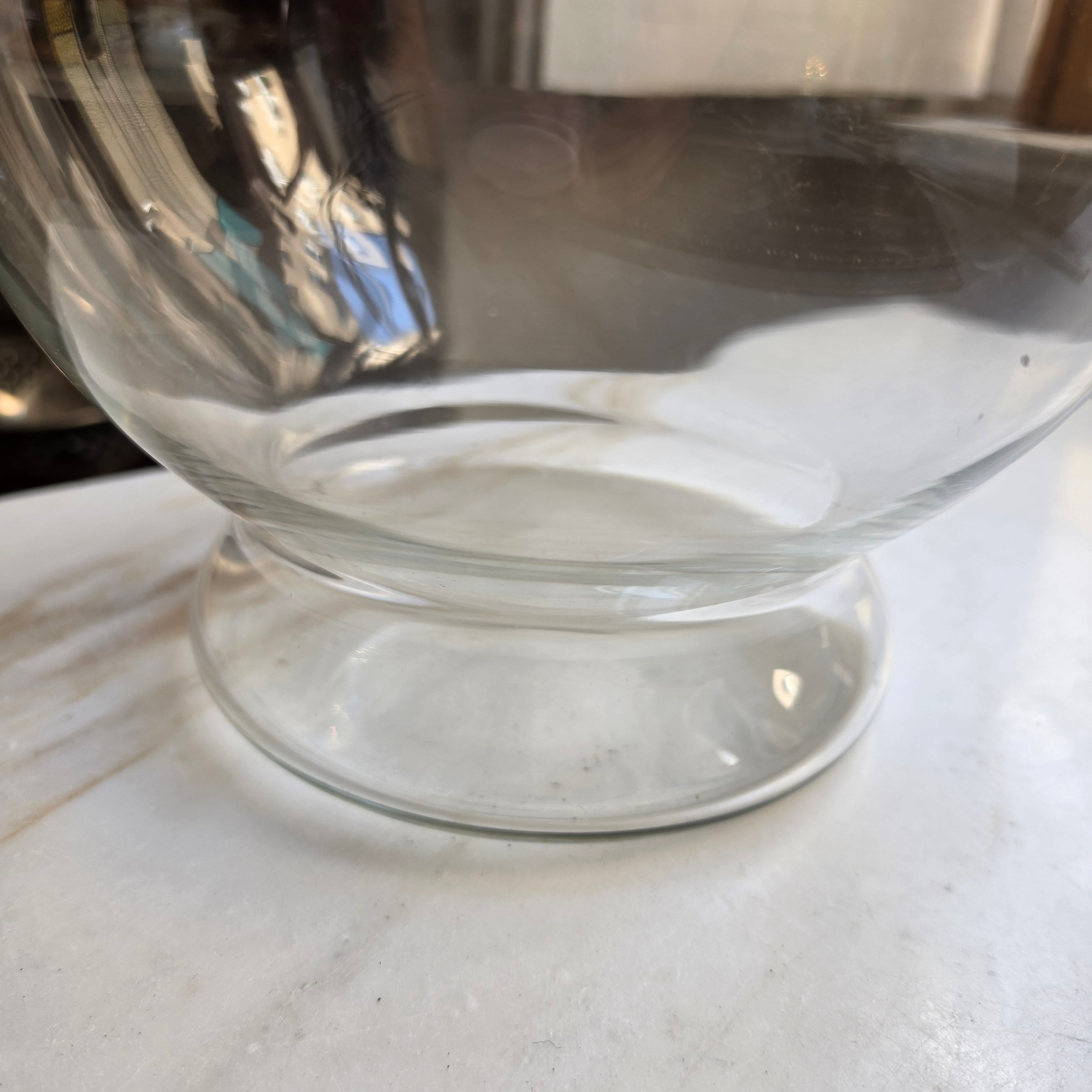Große Vintage Kugelvase aus Glas auf Standfuß - Zeitlose Glasschale & Dekovase