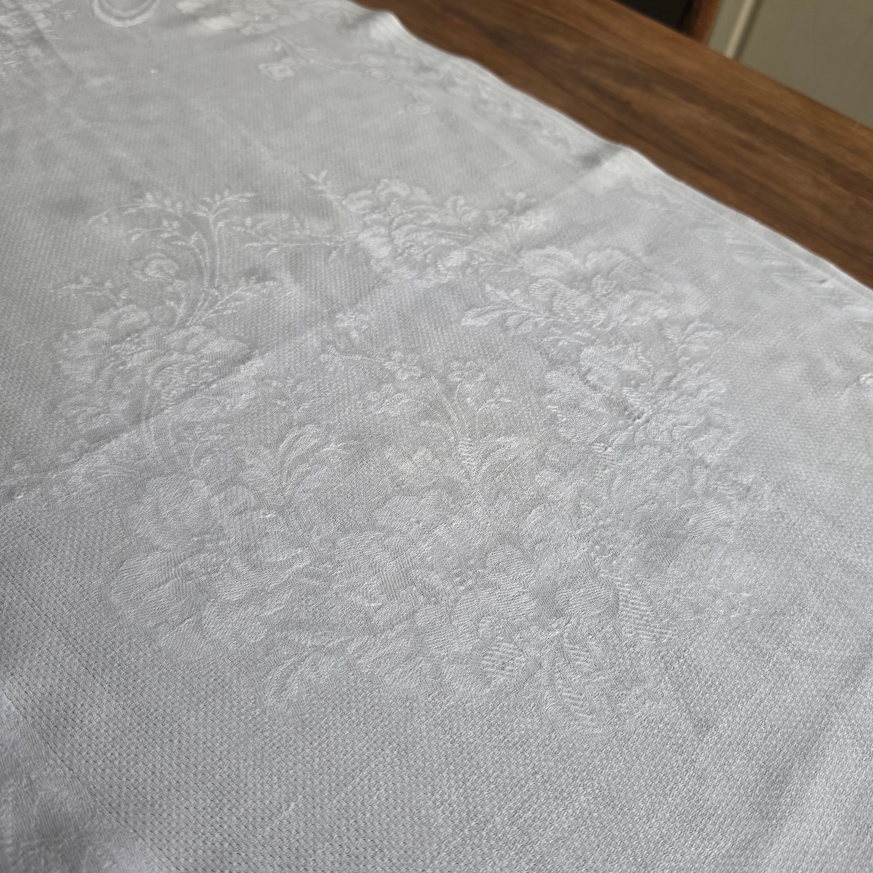 Elegantes Jacquard-Geschirrtuch mit floralem Muster & Monogramm – Vintage-Charme für deine Küche - 47x102cm