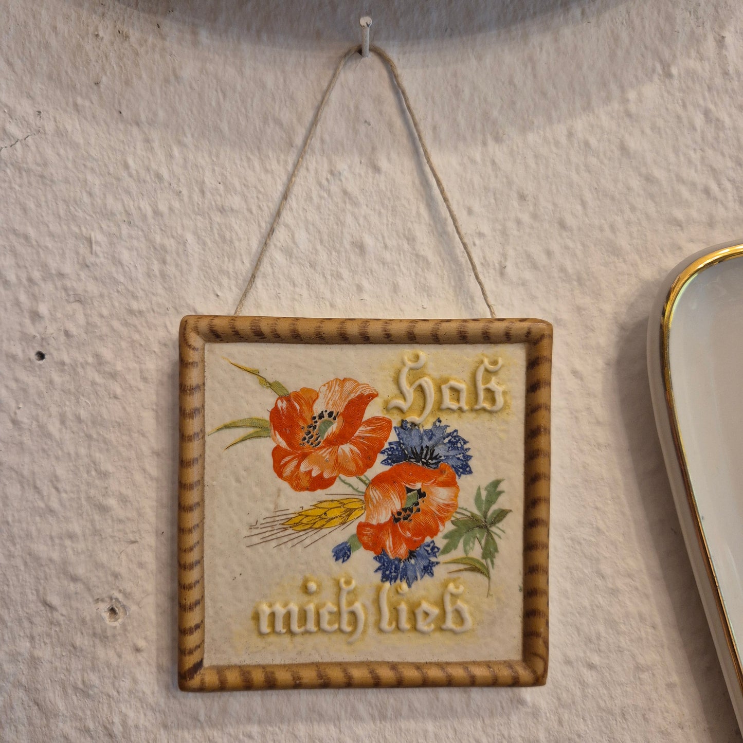 Antikes kleines Kachelbild handgemalt mit Spruch "Hab mich lieb" Mohnblume