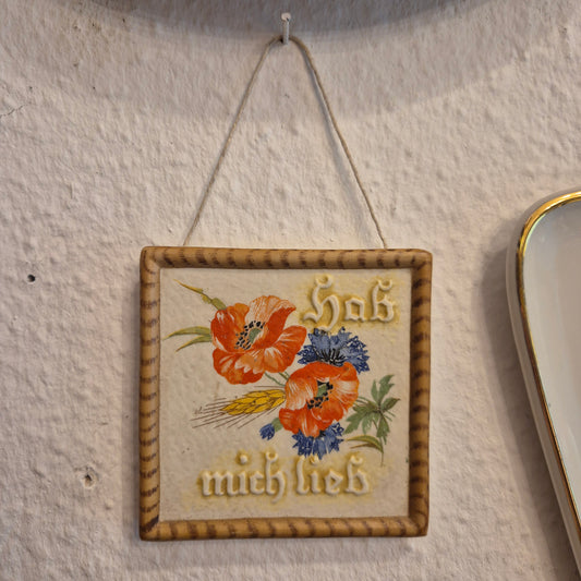Antikes kleines Kachelbild handgemalt mit Spruch "Hab mich lieb" Mohnblume