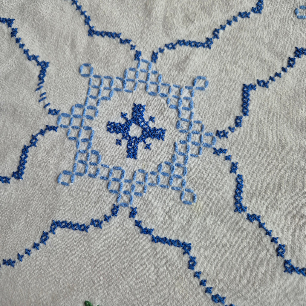 Antike Vintage Tischdecke blau weiß 125x160cm bestickt mit Rosen