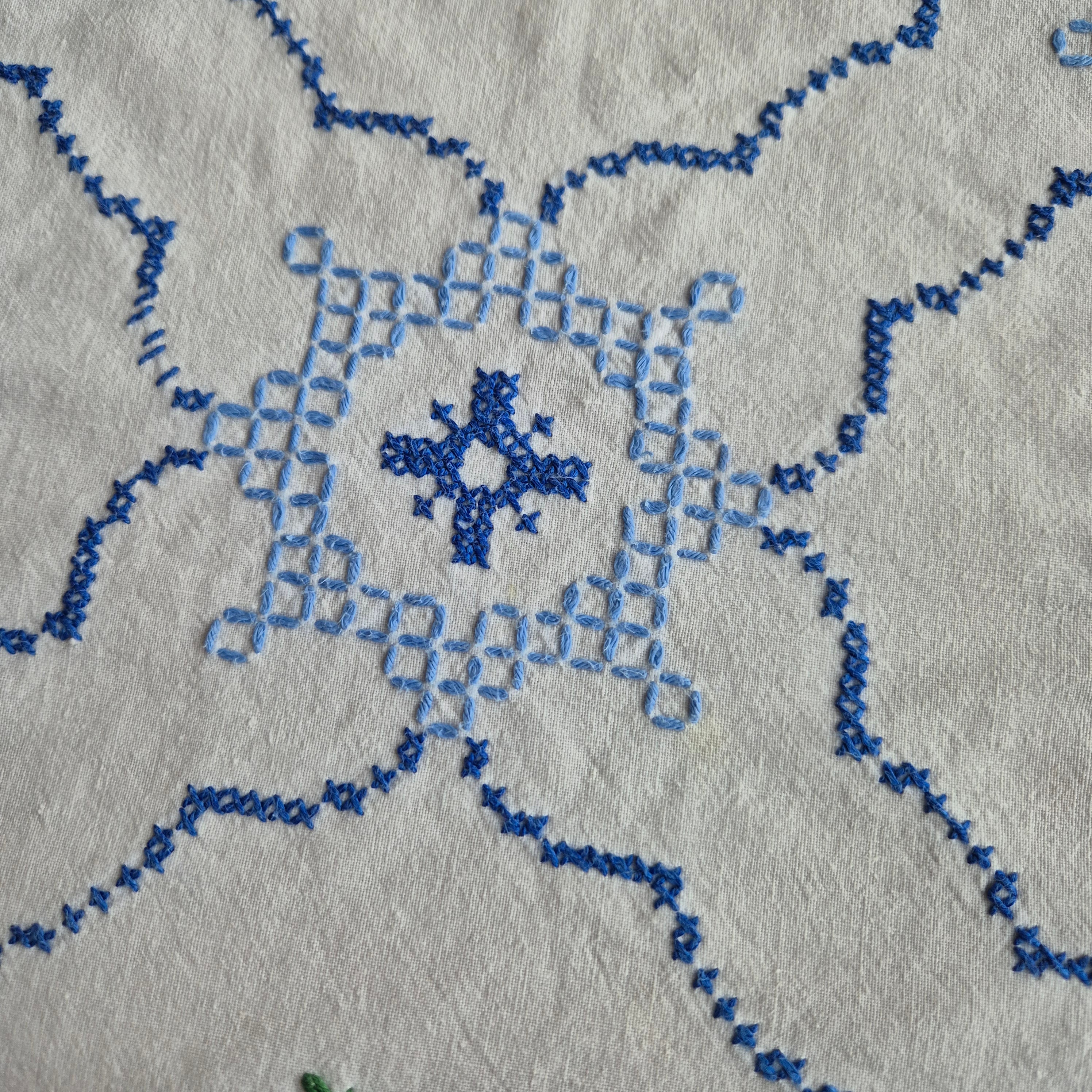 Antike Vintage Tischdecke blau weiß 125x160cm bestickt mit Rosen