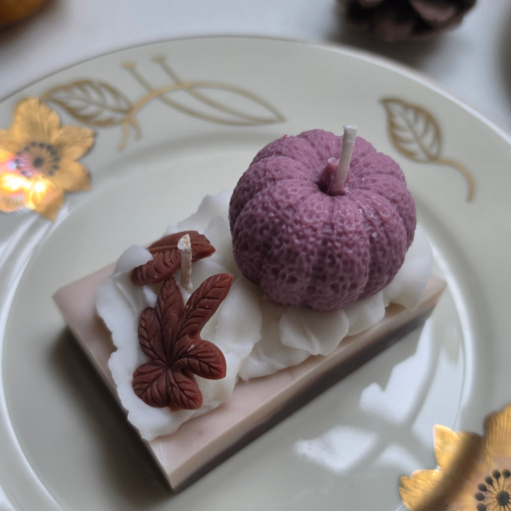 Handgemachte Sojawachs-Kerze „Lovely Pumpkin Pie Slice“ - Herbstliche Dessert-Kerze