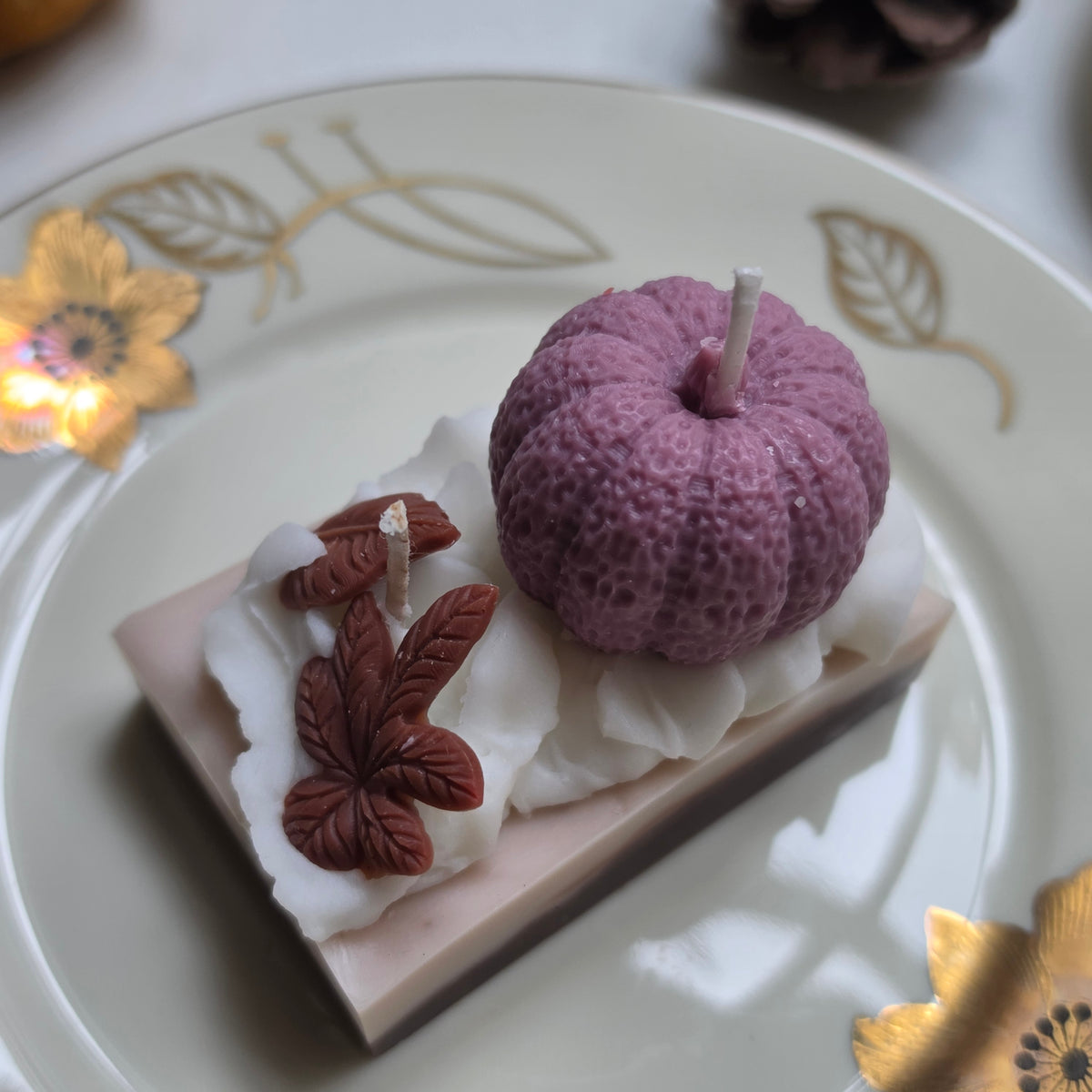 Handgemachte Sojawachs-Kerze „Lovely Pumpkin Pie Slice“ - Herbstliche Dessert-Kerze