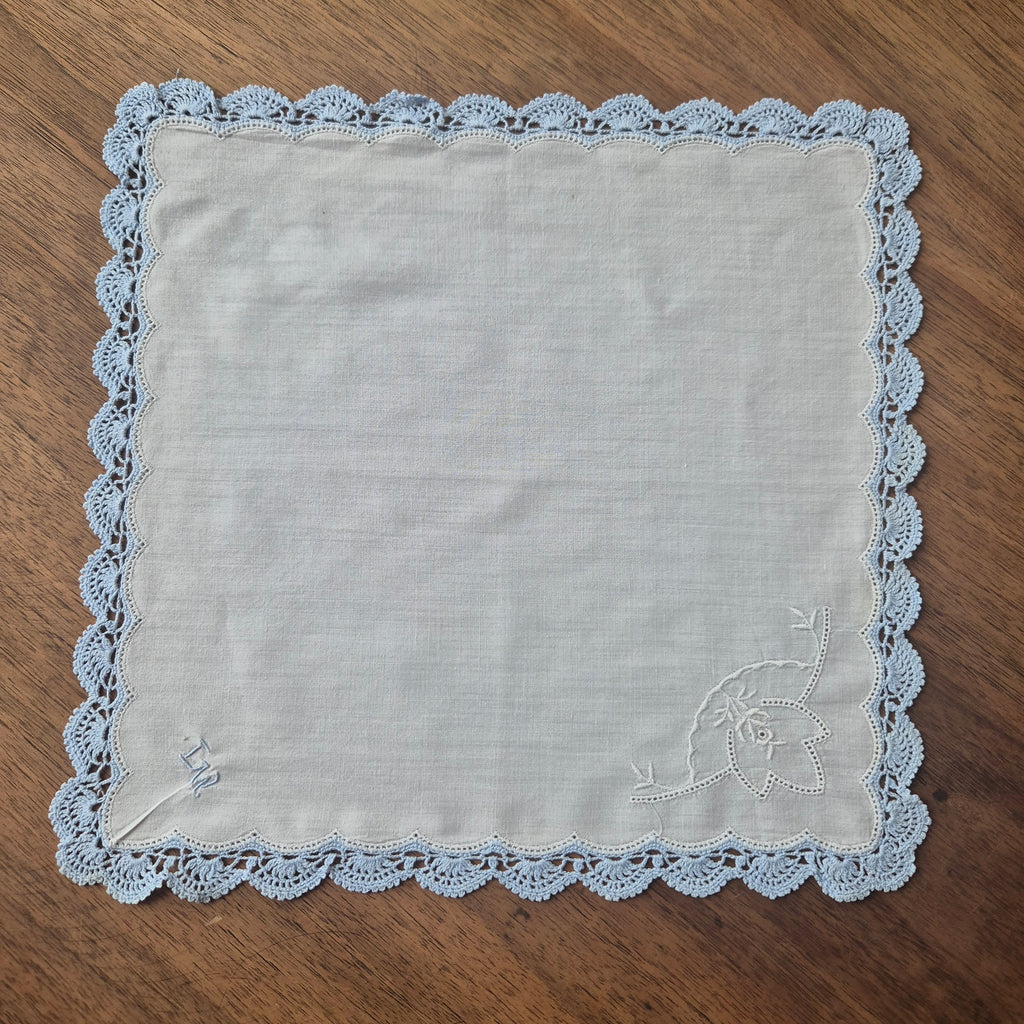 Vintage Stofftaschentuch weiß hellblau bestickt mit Rose & Monogramm L.W. Baumwolle gehäkelt/geklöppelt 28x27cm