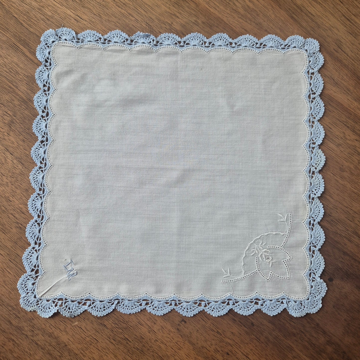 Vintage Stofftaschentuch weiß hellblau bestickt mit Rose & Monogramm L.W. Baumwolle gehäkelt/geklöppelt 28x27cm