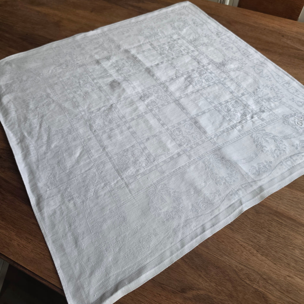 Vintage Damast-Mitteldecke / Prachtserviette mit Rosen-Jacquard & Handmonogramm „GK“ - 60x60cm