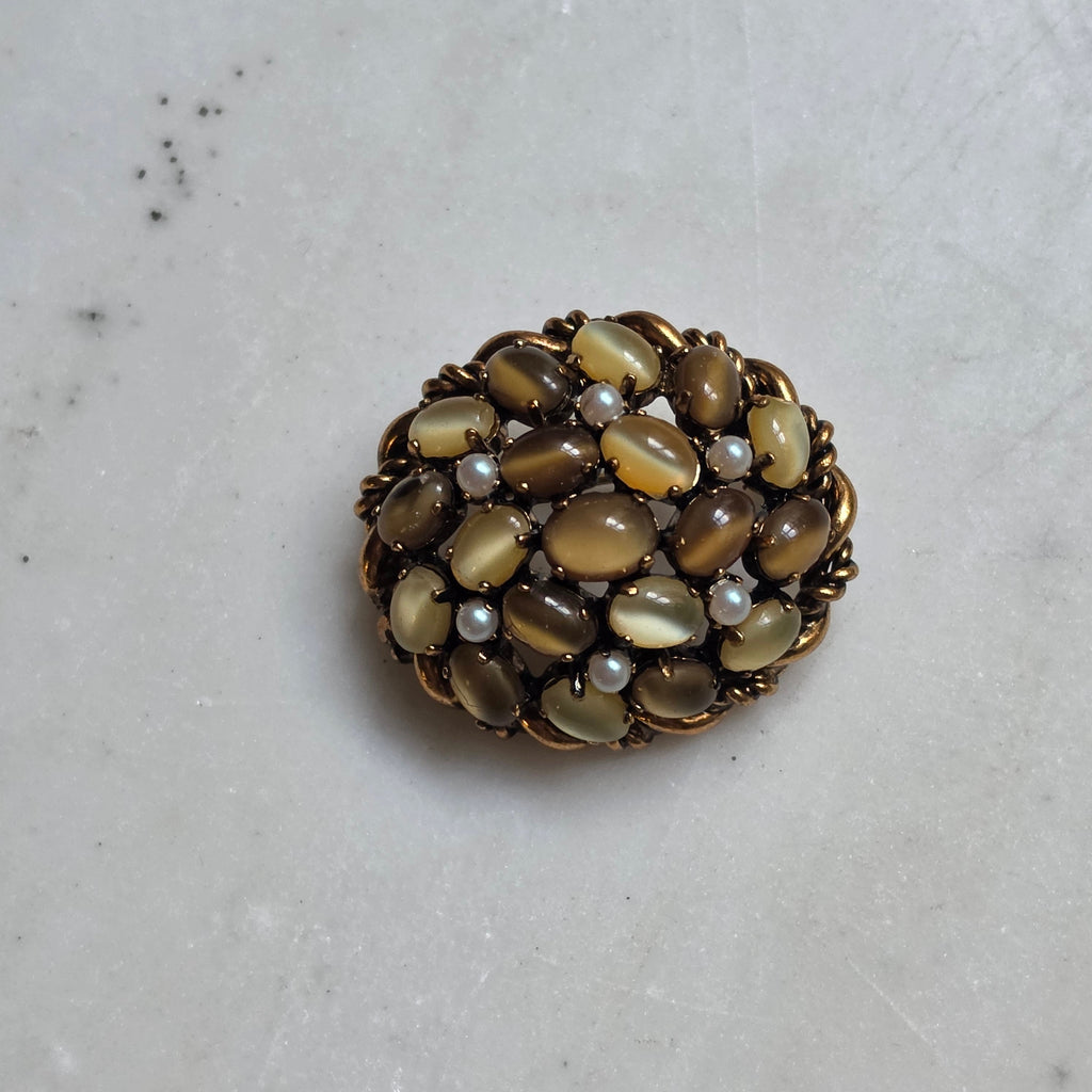 Vintage Goldton Brosche mit Katzenaugen-Steinen und Kunstperlen 60er Jahre