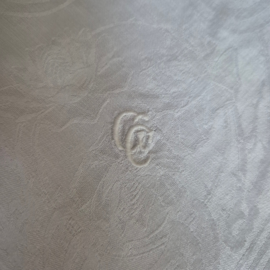 Antike Jugendstil Serviette/Mitteldecke weiß 64x64cm Damast Blumen Stockflecken Monogramm G.C.