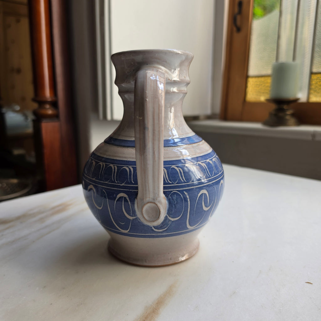 Vintage Keramik-Krug mit Ritzdekor – Blau-Weiß – Handarbeit