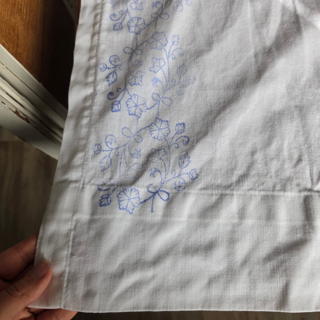 Original DDR Vintage Gardine - Weißer Vorhang mit blauem Grafik-Druck links Ostalgie 117x172cm