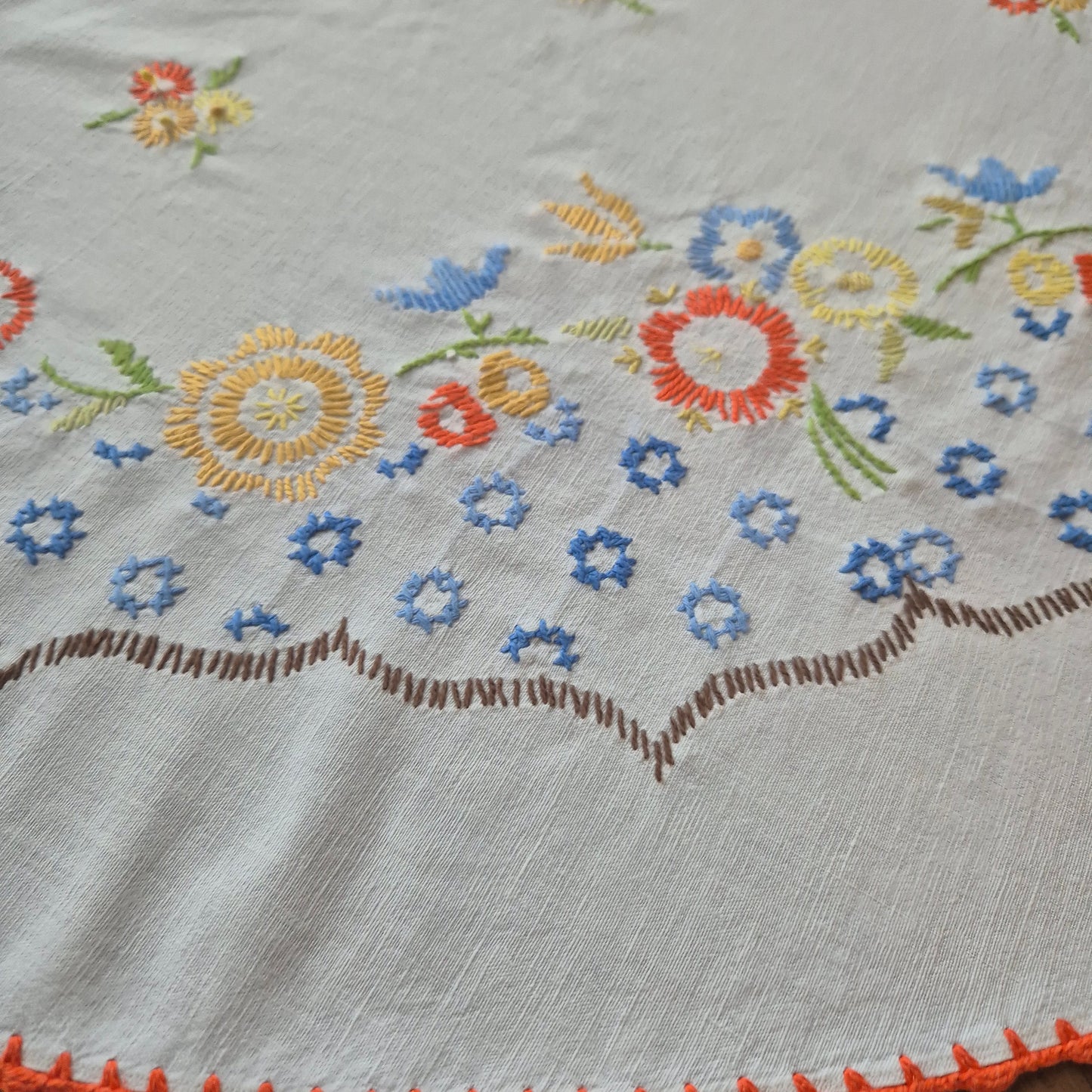 Vintage runde handgemachte Tischdecke weiß mit Blumenstickerei DDR  96cm