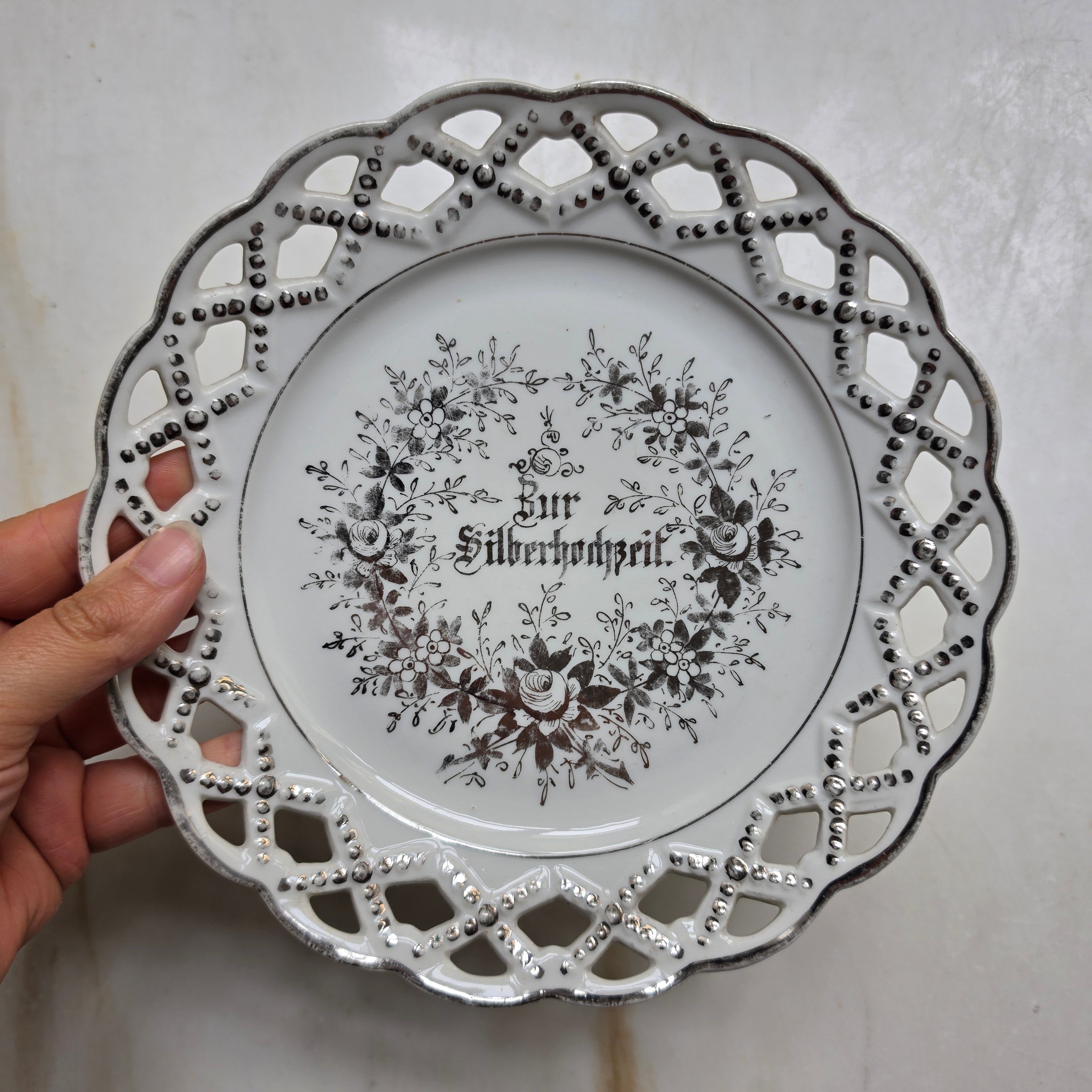 Antiker Porzellan-Durchbruchteller „Zur Silberhochzeit“ - Filigraner Gitterrand mit Gold-/Silberakzenten - Um 1900