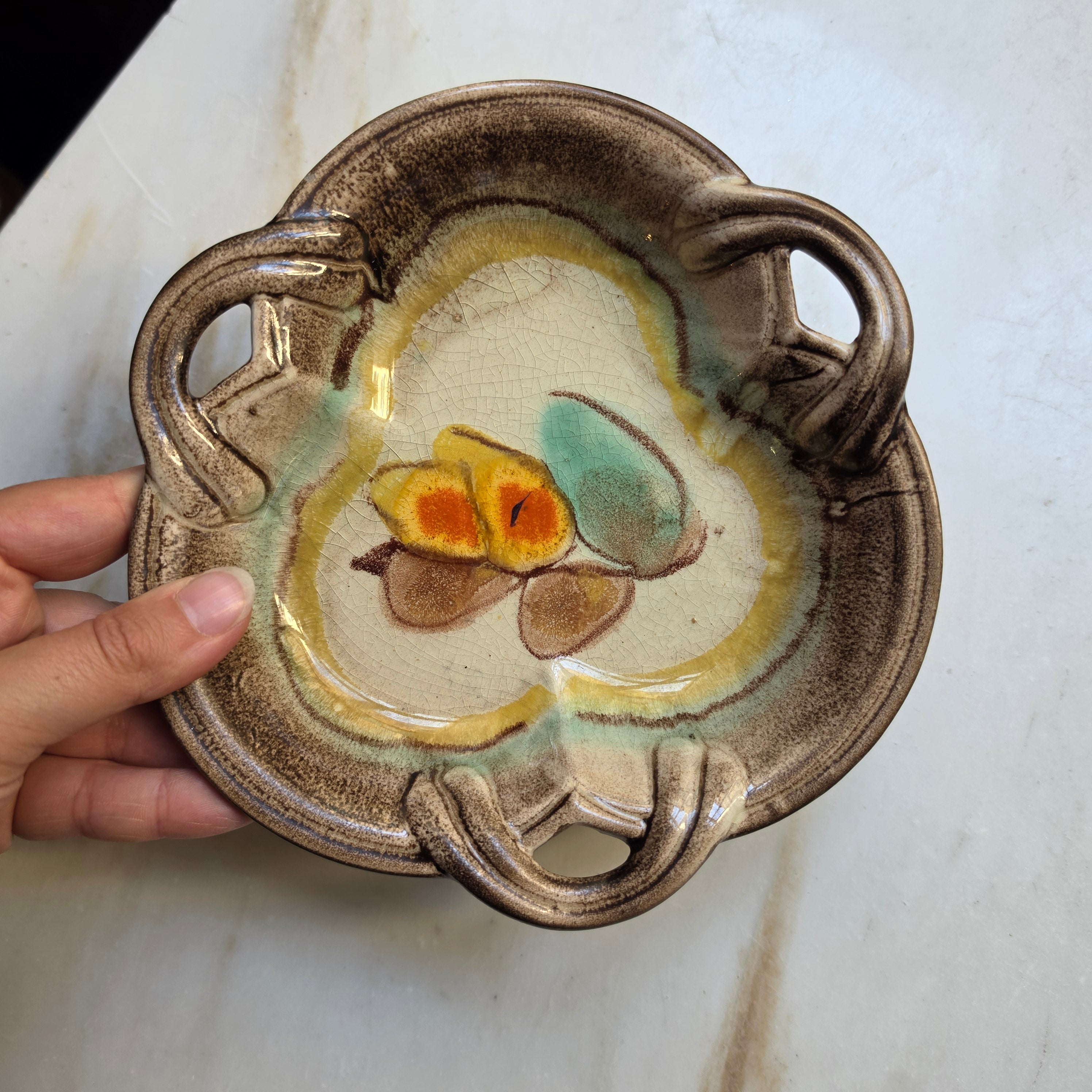 Vintage handbemalte Art Deco Keramik-Obstschale mit Laufglasur